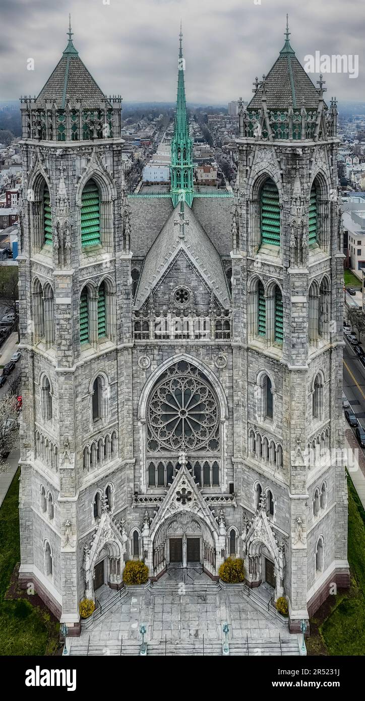 Cattedrale Basilica del Sacro cuore NJ - veduta aerea della rinascita gotica francese dettagli architettonici della 5th più grande cattedrale nello Stat Unito Foto Stock