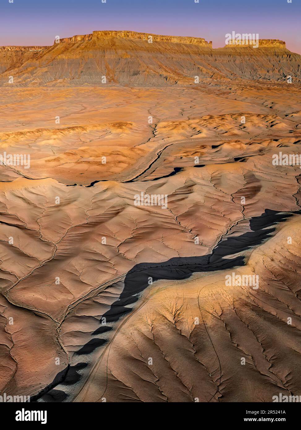 Utah Badlands aeree - veduta dei droni durante l'ora d'oro dal North Cainville Mesa, nel Southern Utah Badlands. Si vedono i molti livelli in Foto Stock