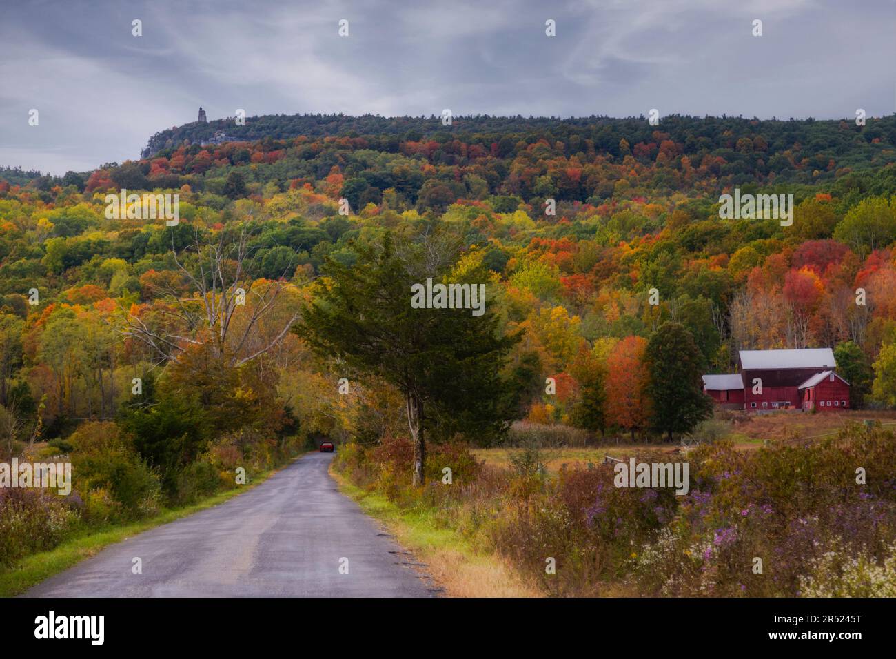Paltz Point NY Shawangunk Mountains - Una vista da est durante l'autunno fogliame colori splendenti. Situato a New Paltz, New York è uno dei To Foto Stock