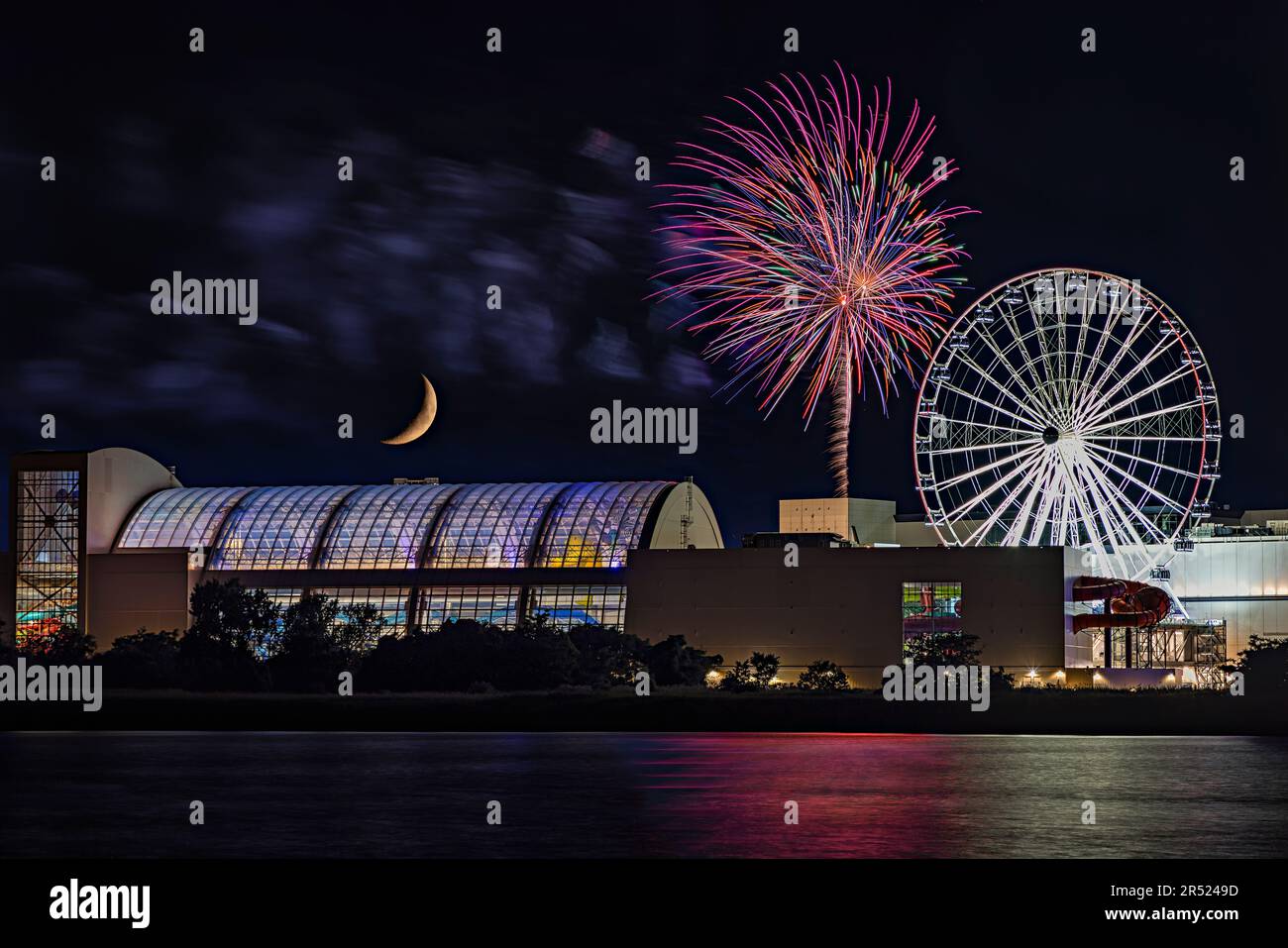 4th luglio fuochi d'artificio - New Jersey state Fair spettacolare fuochi d'artificio celebrazione serve come sfondo per la ruota da sogno illuminata a American Dream m. Foto Stock