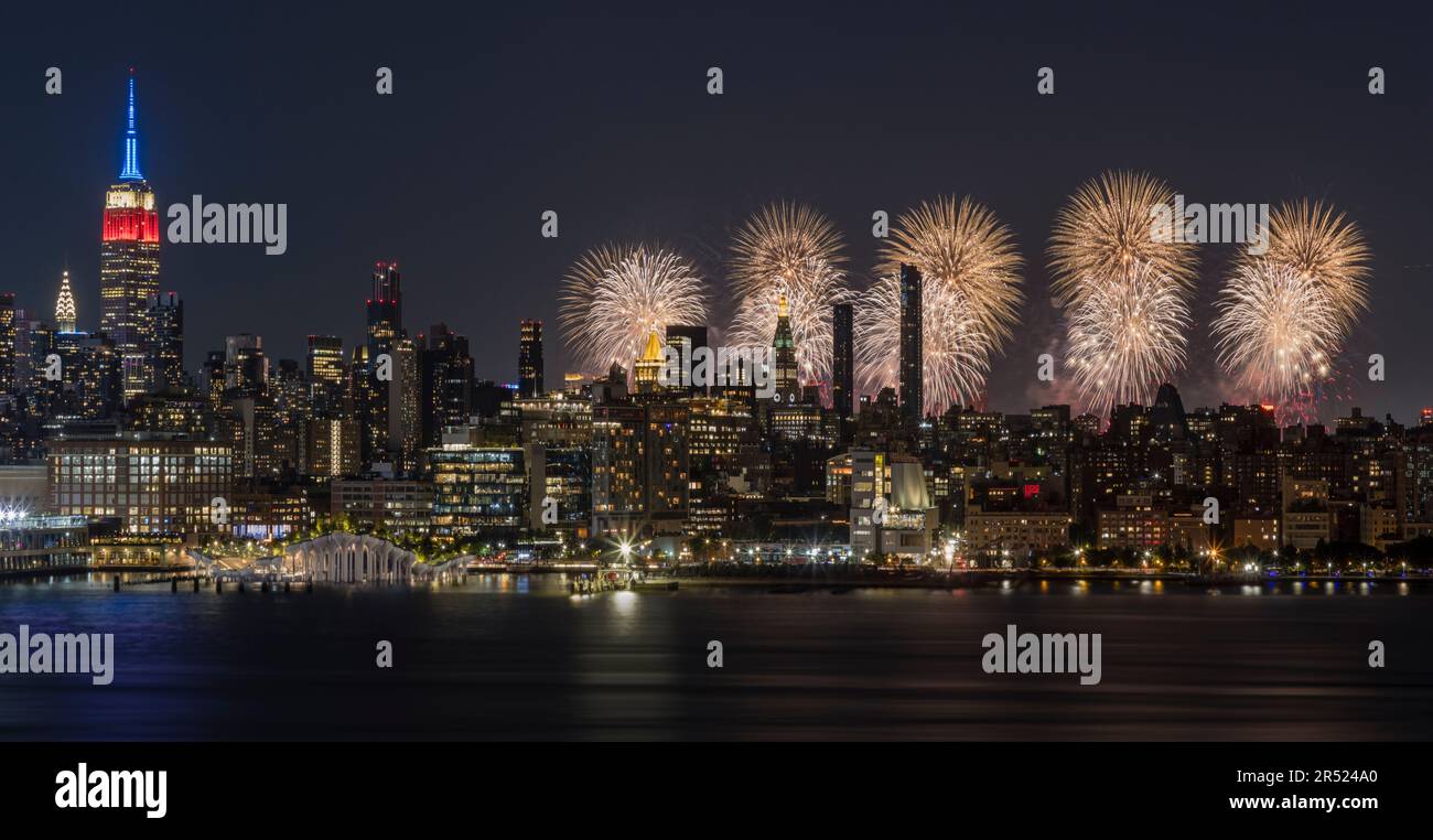 New York Skyline ESB 4th luglio - Vista dell'Empire state Building illuminato nel centro di Manhattan, skyline di New York. Il Macys spettacolare Firewo Foto Stock