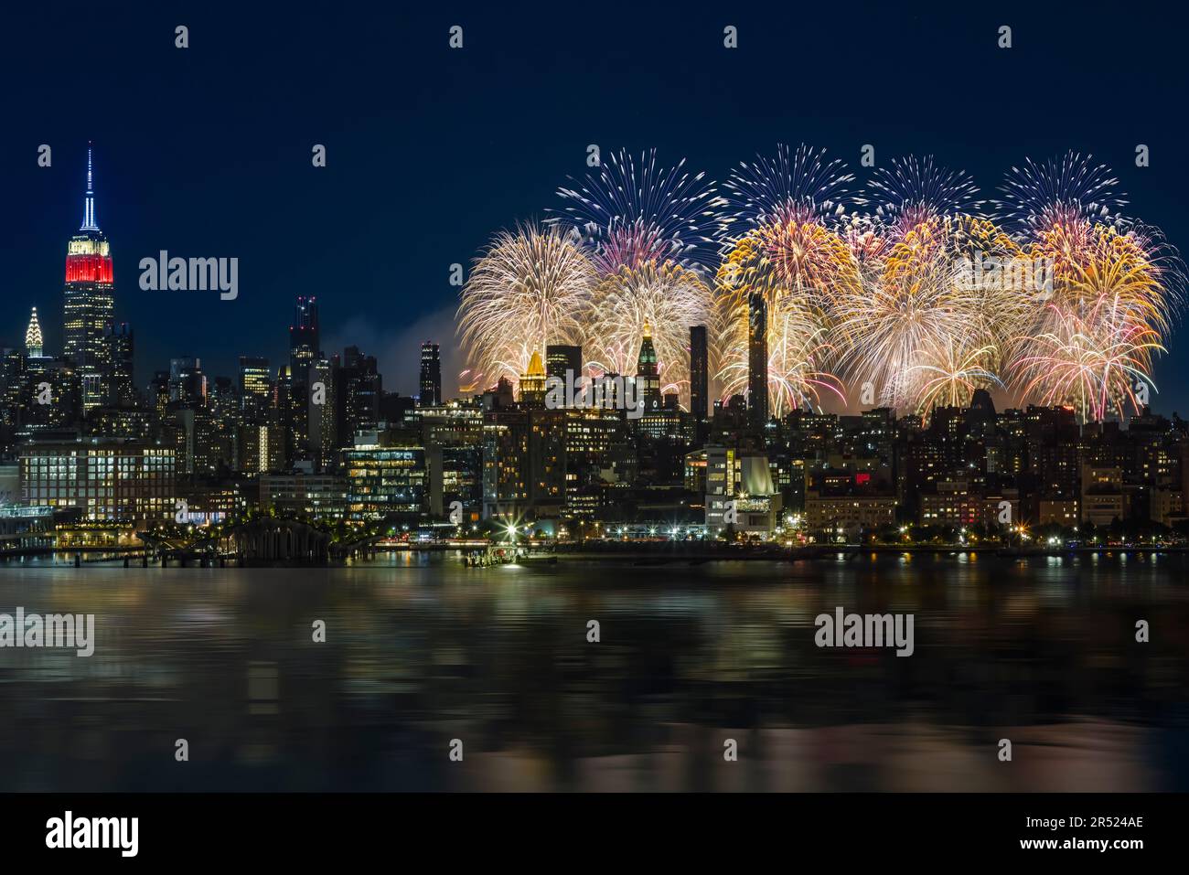 New York Skyline ESB 4th luglio - Vista dell'Empire state Building illuminato nel centro di Manhattan, skyline di New York. Il Macys spettacolare Firewo Foto Stock