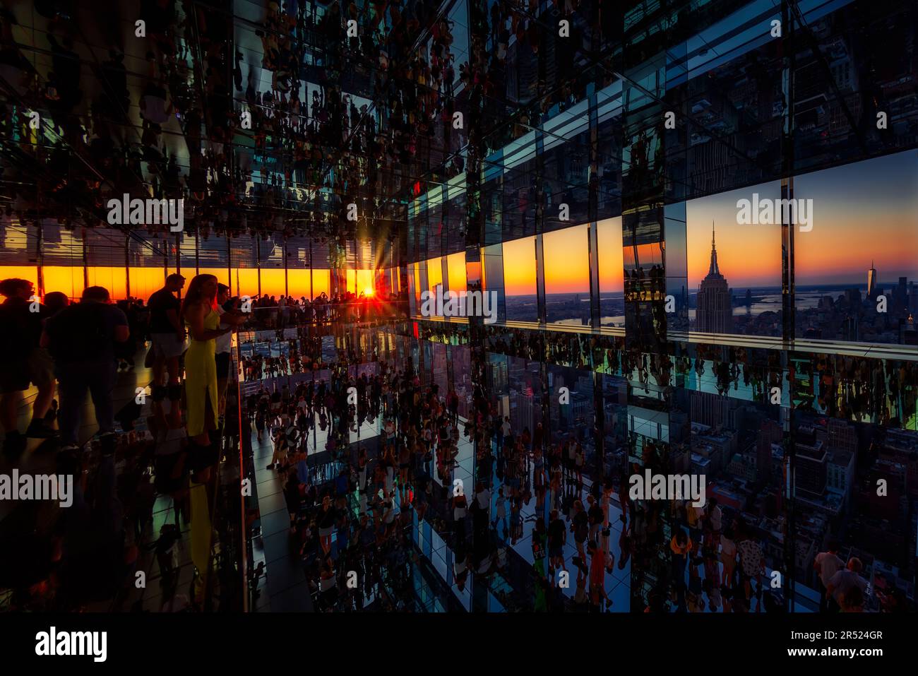 Sunset The Summit NYC - Vista dalla Summit Experience presso un osservatorio Vanderbilt nel centro di Manhattan a New York City, New York. Questo tramonto Foto Stock