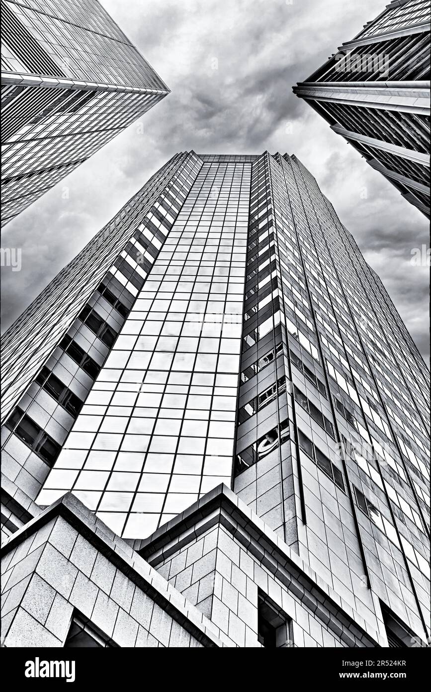 New York Architecture - guardando la parte superiore dei moderni dettagli architettonici di alcuni grattacieli di Manhattan a New York City. Questo imag Foto Stock