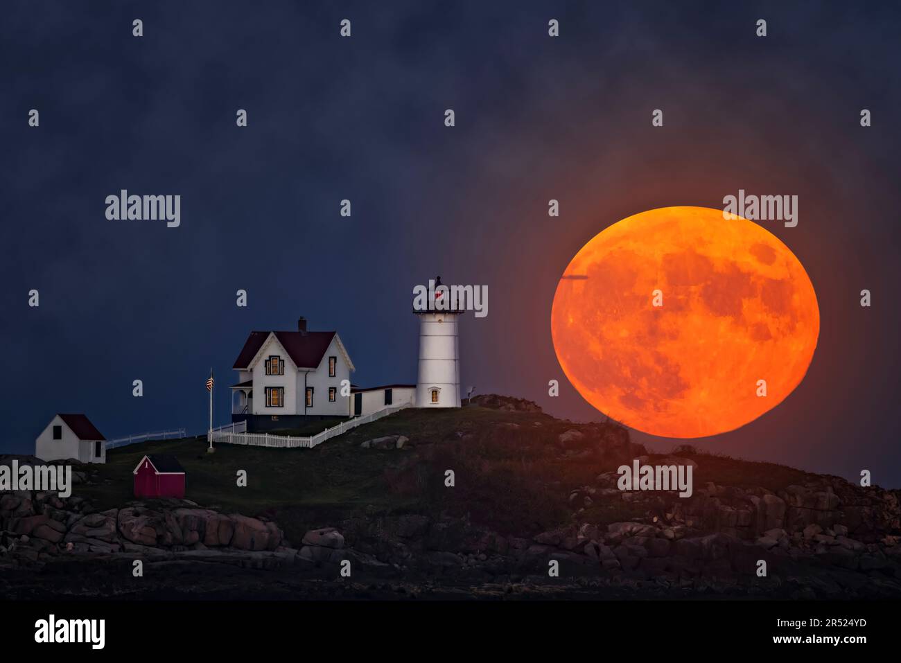 Nubble e la Luna piena - l'iconico e storico Faro di Nubble a Cape Neddick a York, Maine, accanto alla luna piena dei Cacciatori in ascesa. Questo ima Foto Stock