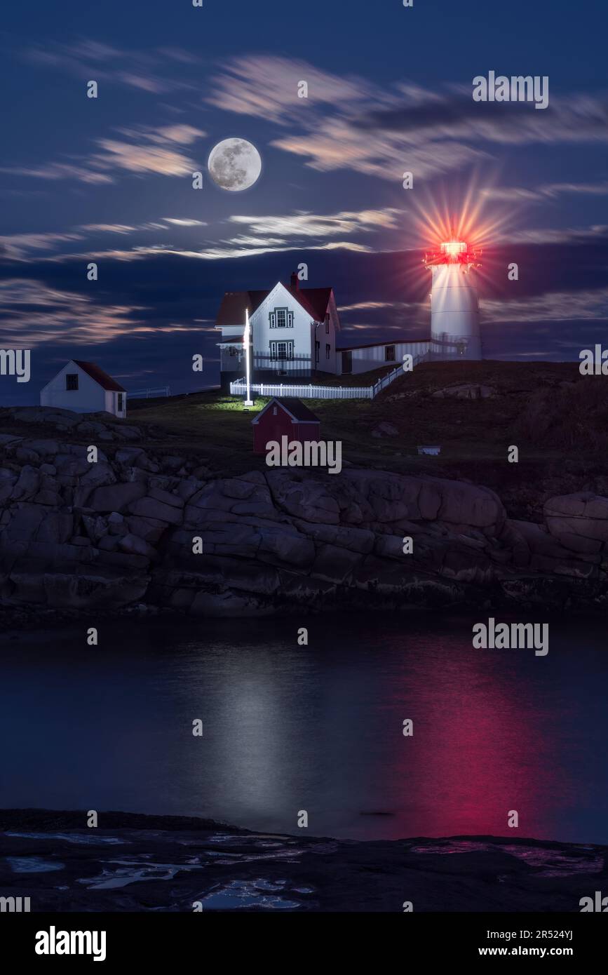 Nobble Hunters Full Moon - l'iconico e storico Faro di Nobble a Cape Neddick a York, Maine, accanto alla luna piena dei crescenti cacciatori. Questo ima Foto Stock