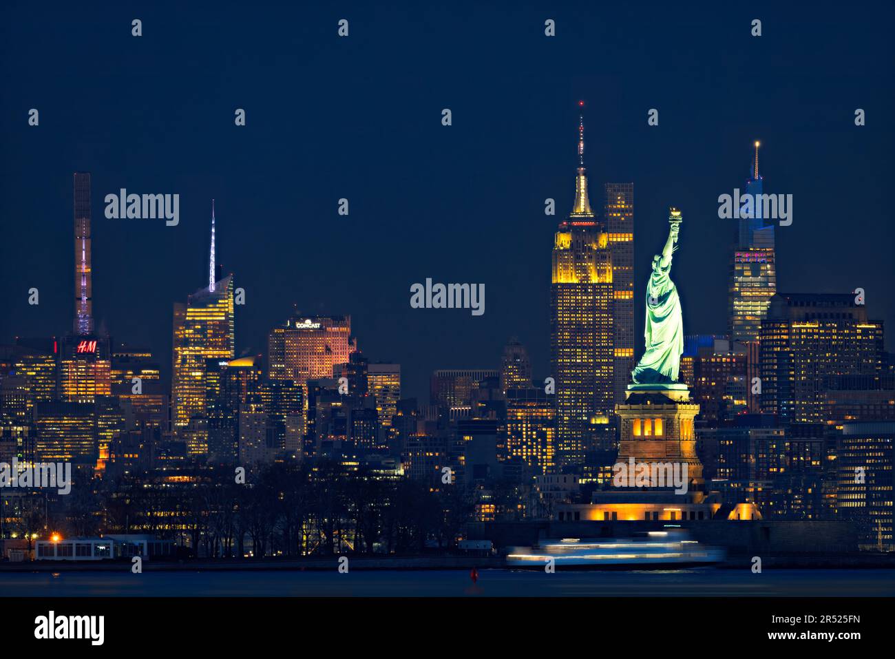 Icone di Manhattan NYC - Visualizza alcune delle classiche strutture iconiche di New York City. In questa immagine si vede uno Vanderbilt, Billionaire's Row e la sta Foto Stock