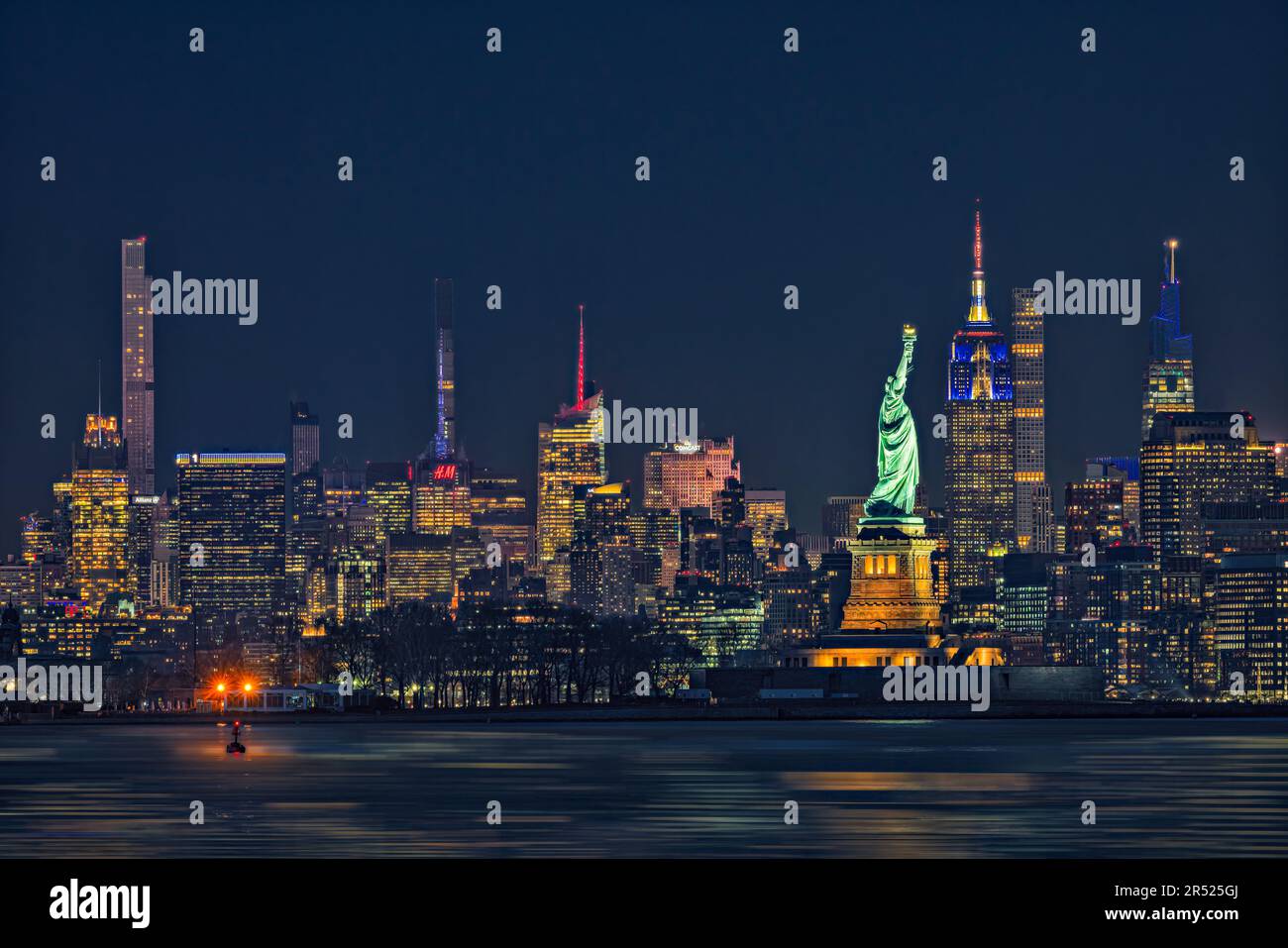 Icone di Manhattan NYC - Visualizza alcune delle classiche strutture iconiche di New York City. In questa immagine si vede uno Vanderbilt, Billionaire's Row e la sta Foto Stock