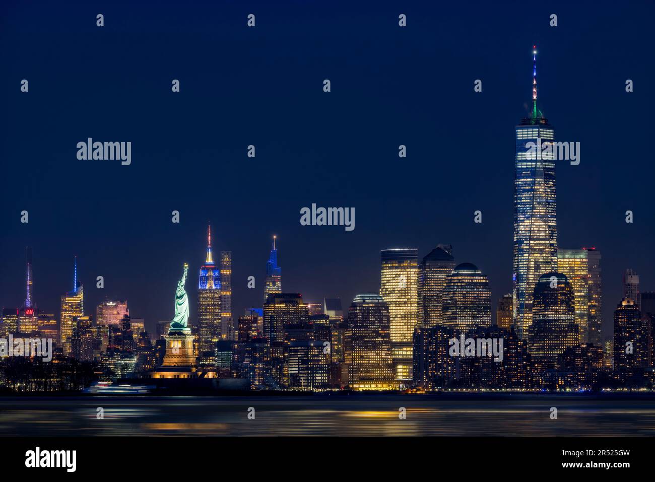 Icone dello skyline di New York - Visualizza alcune delle classiche strutture iconiche di New York City. Visto in questa immagine è uno Vanderbilt, Billionaire's Row e il Stat Foto Stock