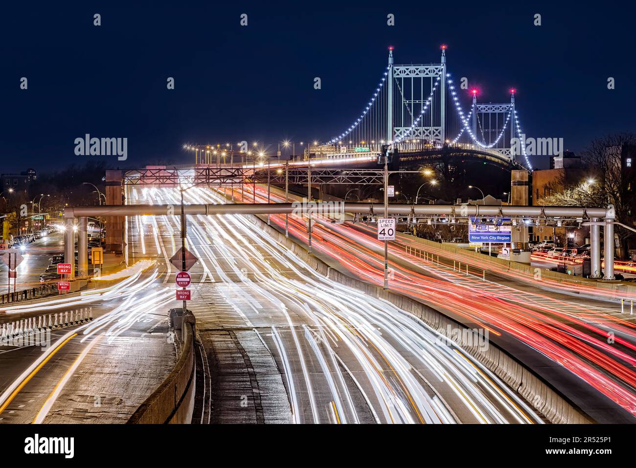 New York Rush Hour Chaos - lunga esposizione di auto che viaggiano sui ponti RFK/Triborough. I ponti collegano i quartieri di Manhattan, Queens e Bronx. IO Foto Stock