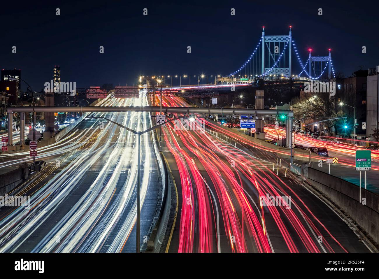 New York Rush Hour - lunga esposizione di auto che viaggiano sui ponti RFK/Triborough. I ponti collegano i quartieri di Manhattan, Queens e Bronx. Era così Foto Stock