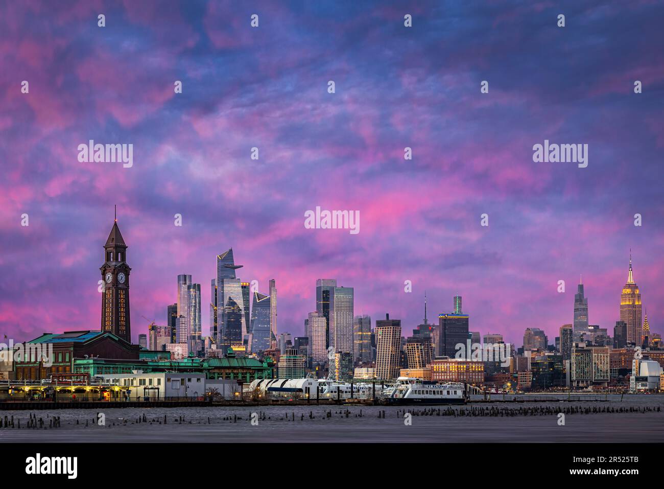 Inverno Tramonto NYC Skyline - lo skyline invernale di New York City è particolarmente sorprendente. I tramonti sono particolarmente belli in inverno, come il Foto Stock