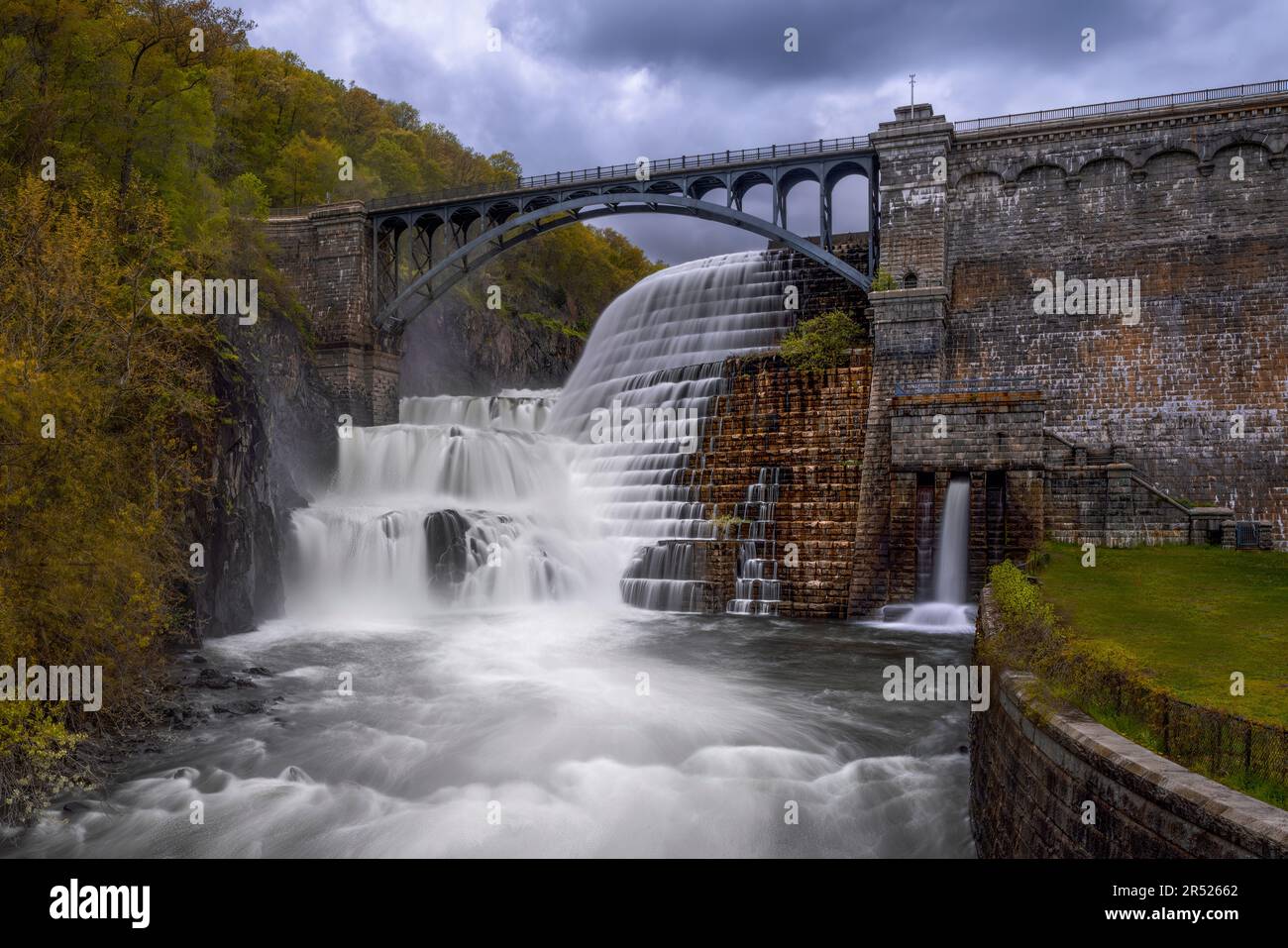 La diga di New Croton è una diga del fiume Croton, situata a New York, negli Stati Uniti. Colpisce il serbatoio di Croton, che copre 1.000 acri (400 Foto Stock