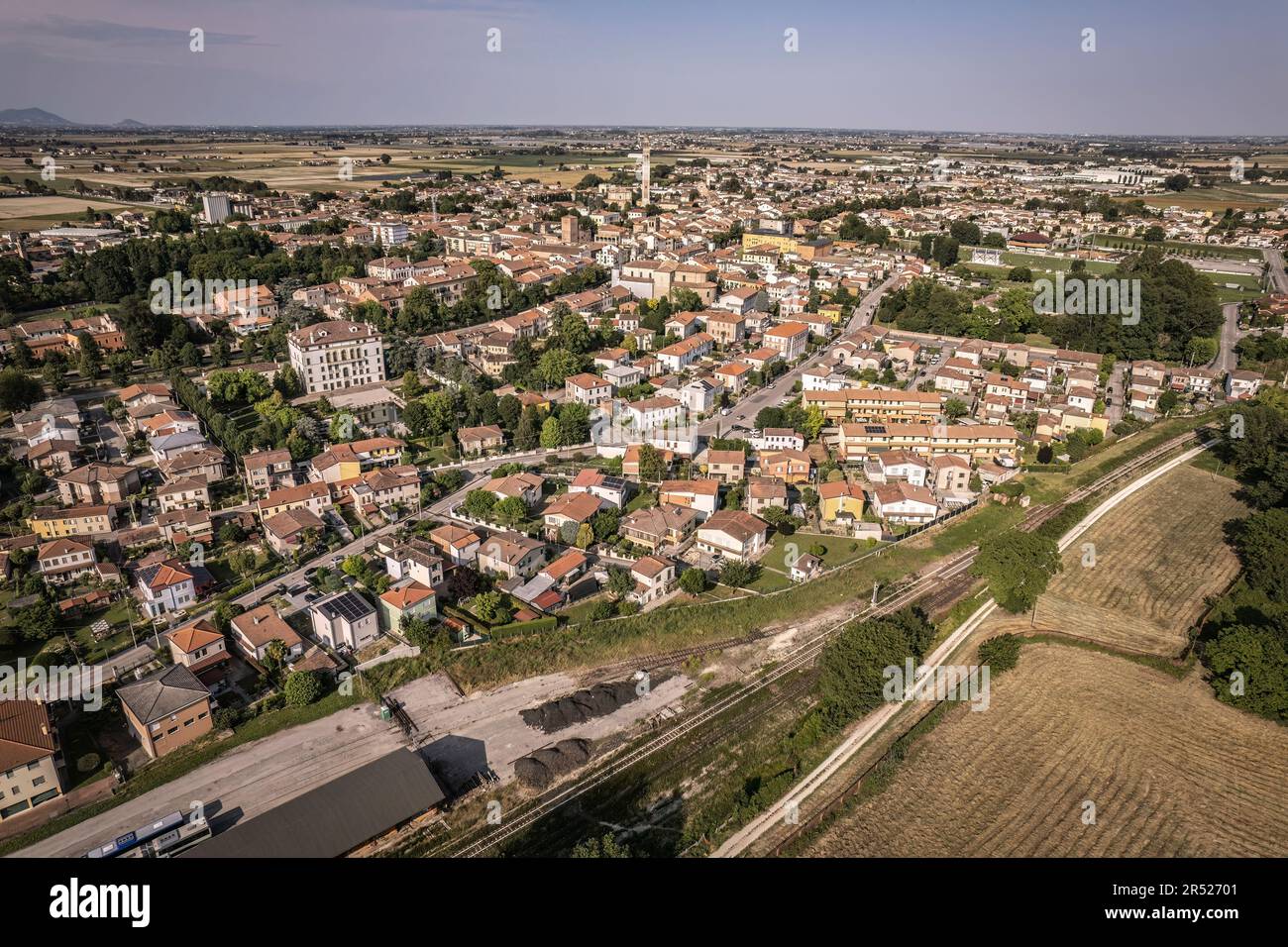 Splendida vista aerea che mostra l'affascinante città di Lendinara in Italia. Foto Stock