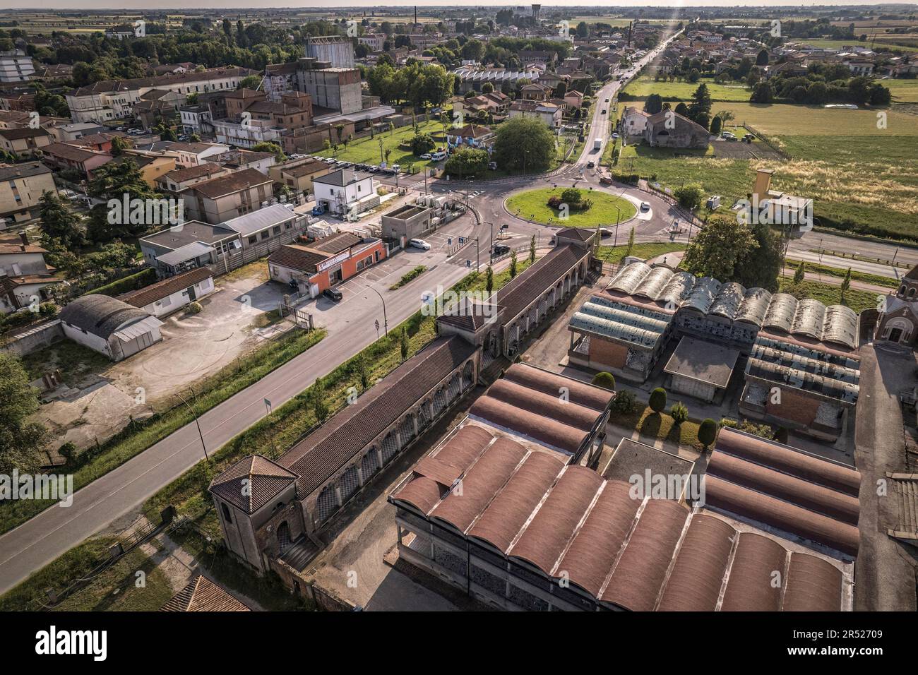 Splendida vista aerea che mostra l'affascinante città di Lendinara in Italia. Foto Stock