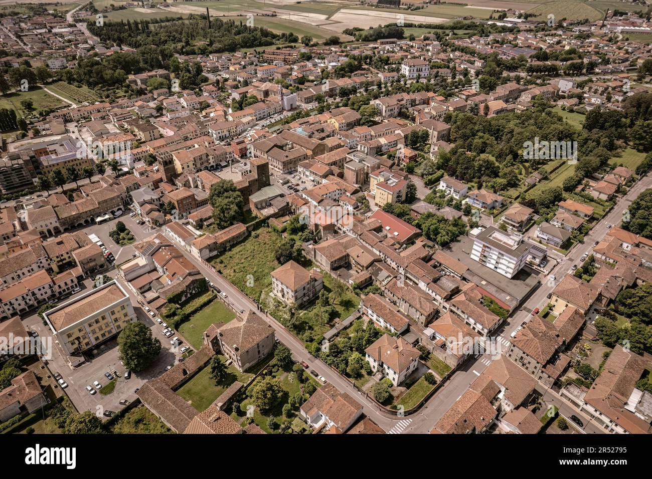 Splendida vista aerea che mostra l'affascinante città di Lendinara in Italia. Foto Stock