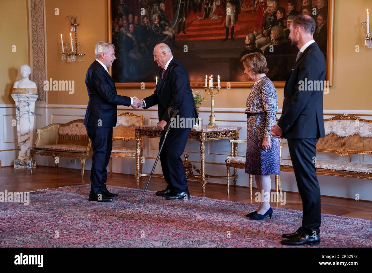 Oslo 20230531.il ministro degli Esteri finlandese Pekka Haavista saluta il re Harald, la regina Sonja e il principe ereditario Haakon durante la ricezione dei ministri degli Esteri della NATO nella Sala degli specchi del Palazzo di Oslo, mercoledì pomeriggio. Foto: Stian Lysberg Solum / NTB / PISCINA Foto Stock