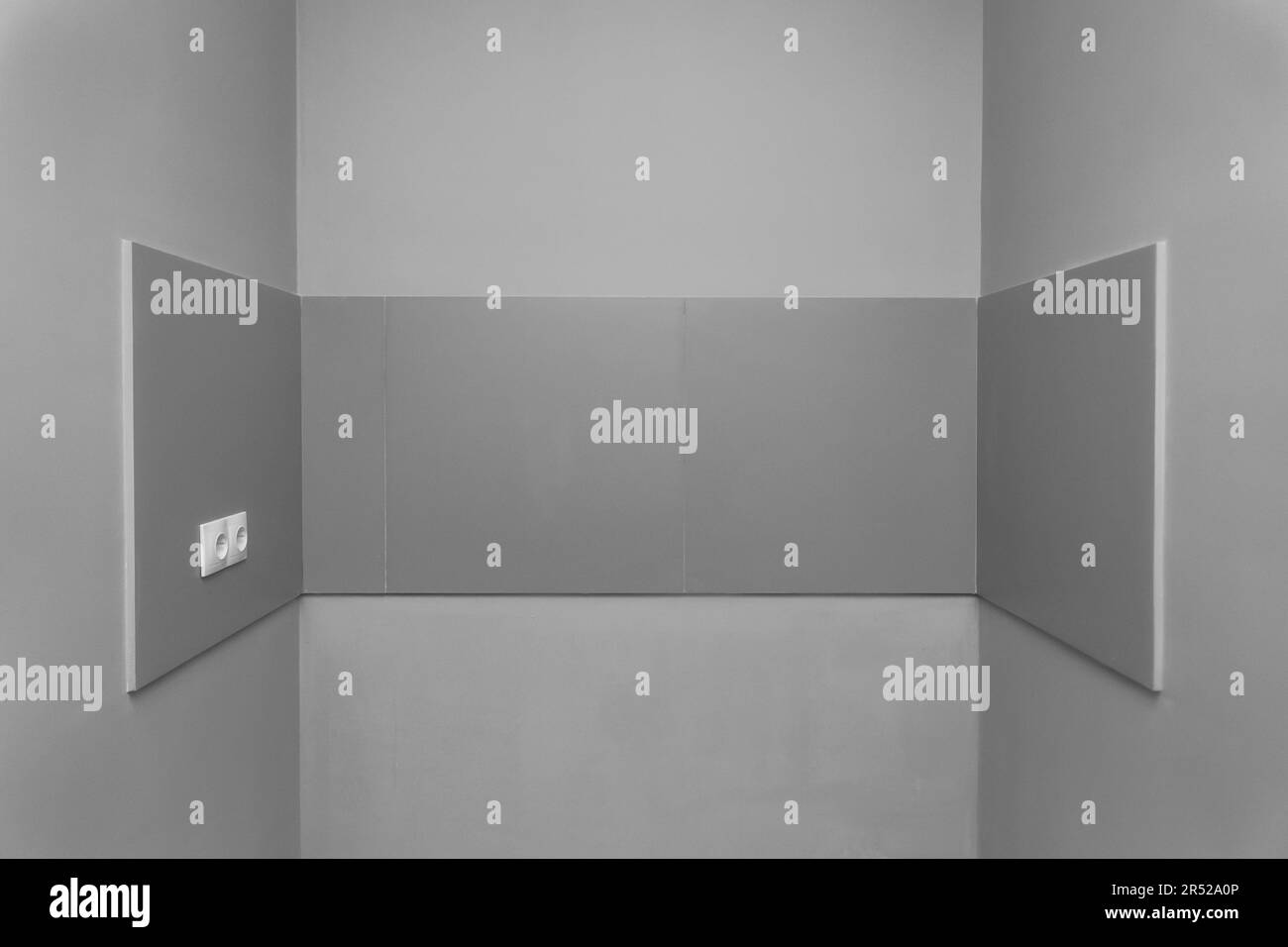 Esempio del giunto di pareti grigie angolo degli interni astratto design moderno del bagno o wc. Foto Stock