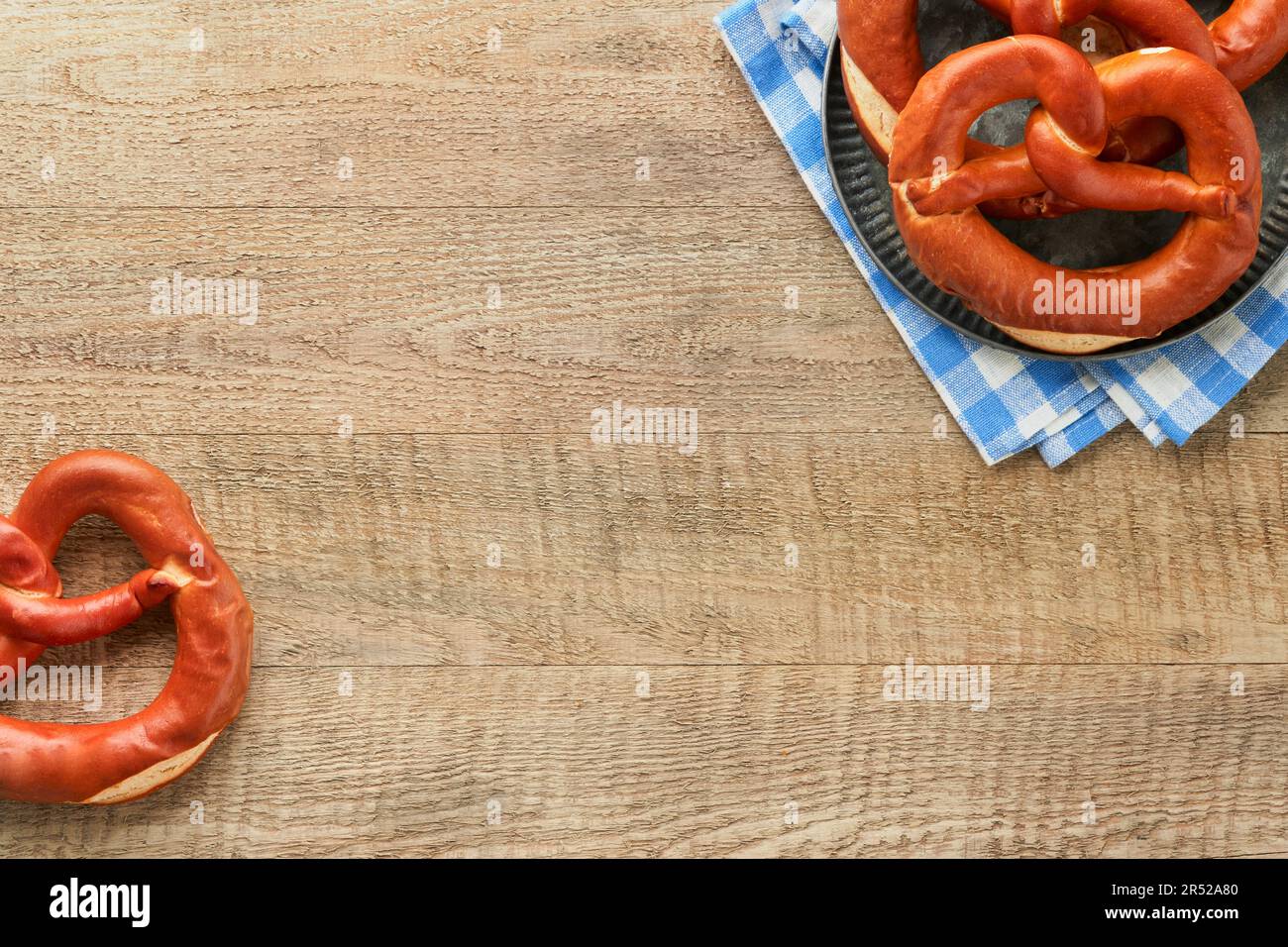 Scheda di concetto Oktoberfest. Pretzel bavaresi tradizionali con tazza di birra su vecchio sfondo rustico in legno. Perfetto per l'Oktoberfest. Oktoberfest foo Foto Stock