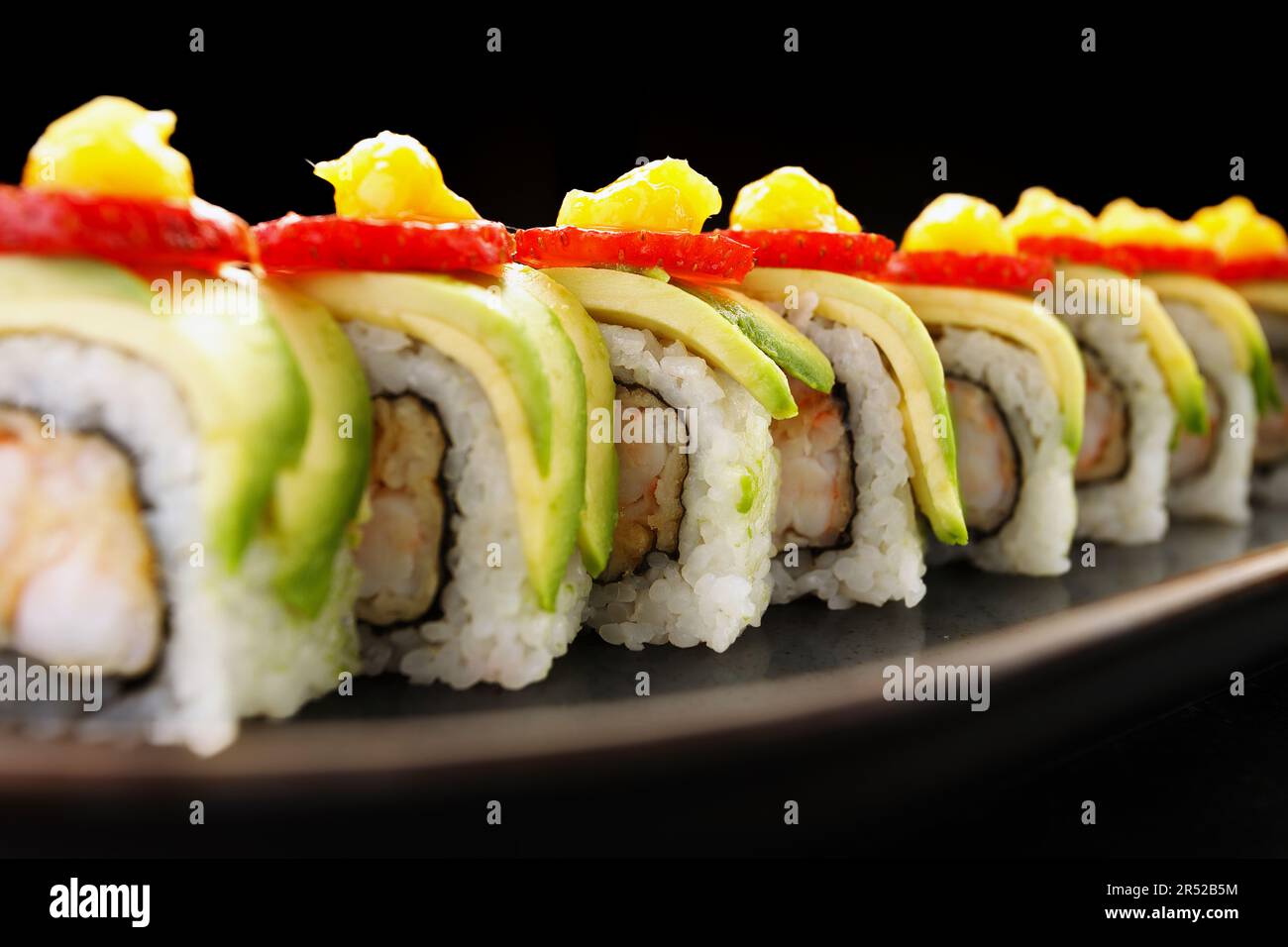 delizia di sushi con avocado cremoso, gamberi succulenti e fragola succosa Foto Stock