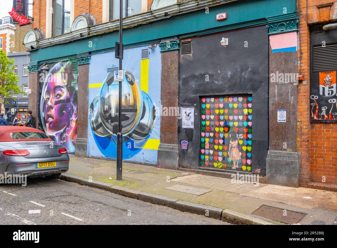 Opere d'arte sulle pareti di un edificio in piazza Hoxton. Foto Stock