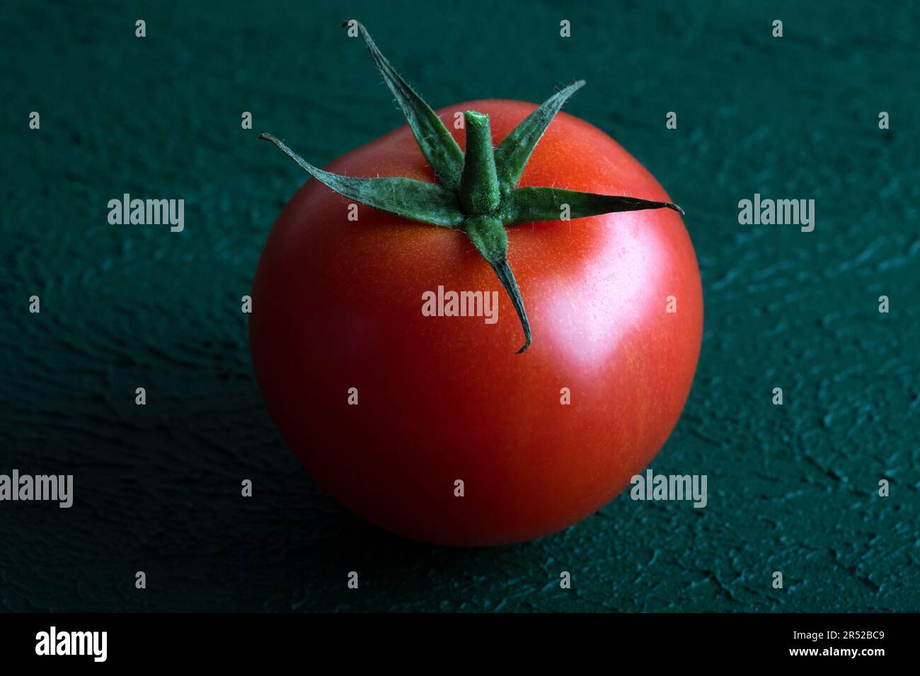 Pomodoro fresco d'uva su fondo verde, primo piano Foto Stock