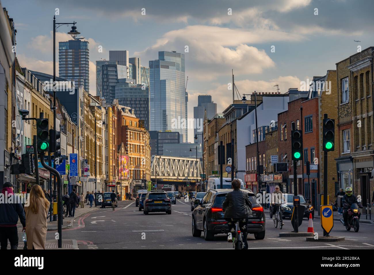 Guardando giù Kingsland Rd Londra, Inghilterra verso le torri della città. Foto Stock