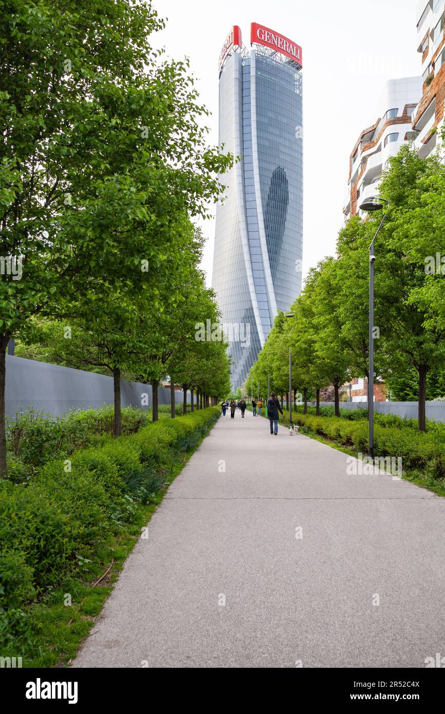 Milano, Italia - 10 aprile 2023: Grattacielo generali Tower. Street con residenze di lusso Hadid nel nuovo quartiere CityLife Foto Stock