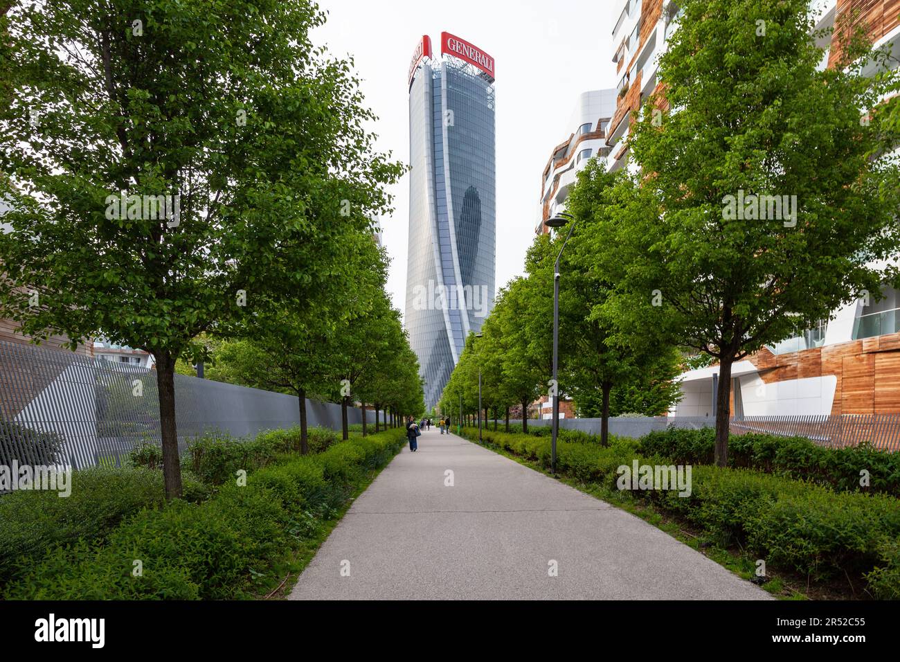 Milano, Italia - 10 aprile 2023: Grattacielo generali Tower. Street con residenze di lusso Hadid nel nuovo quartiere CityLife Foto Stock