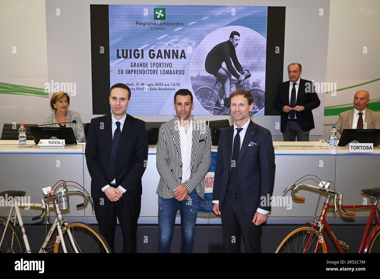 Milano, Italia. 31st maggio, 2023. Milano, Italia Luigi Ganna 140th° anniversario di nascita Palazzo Pirelli rende omaggio al campione e imprenditore Stefania Bardelli giornalista, autore del volume '40,405' presenta il libro a lui dedicato. Nella foto: Vincenzo Nibali, Federico Romani Presidente del Consiglio Regionale, Basaglia Cosentino Giacomo Vice Presidente del Consiglio Regionale Credit: Independent Photo Agency/Alamy Live News Foto Stock