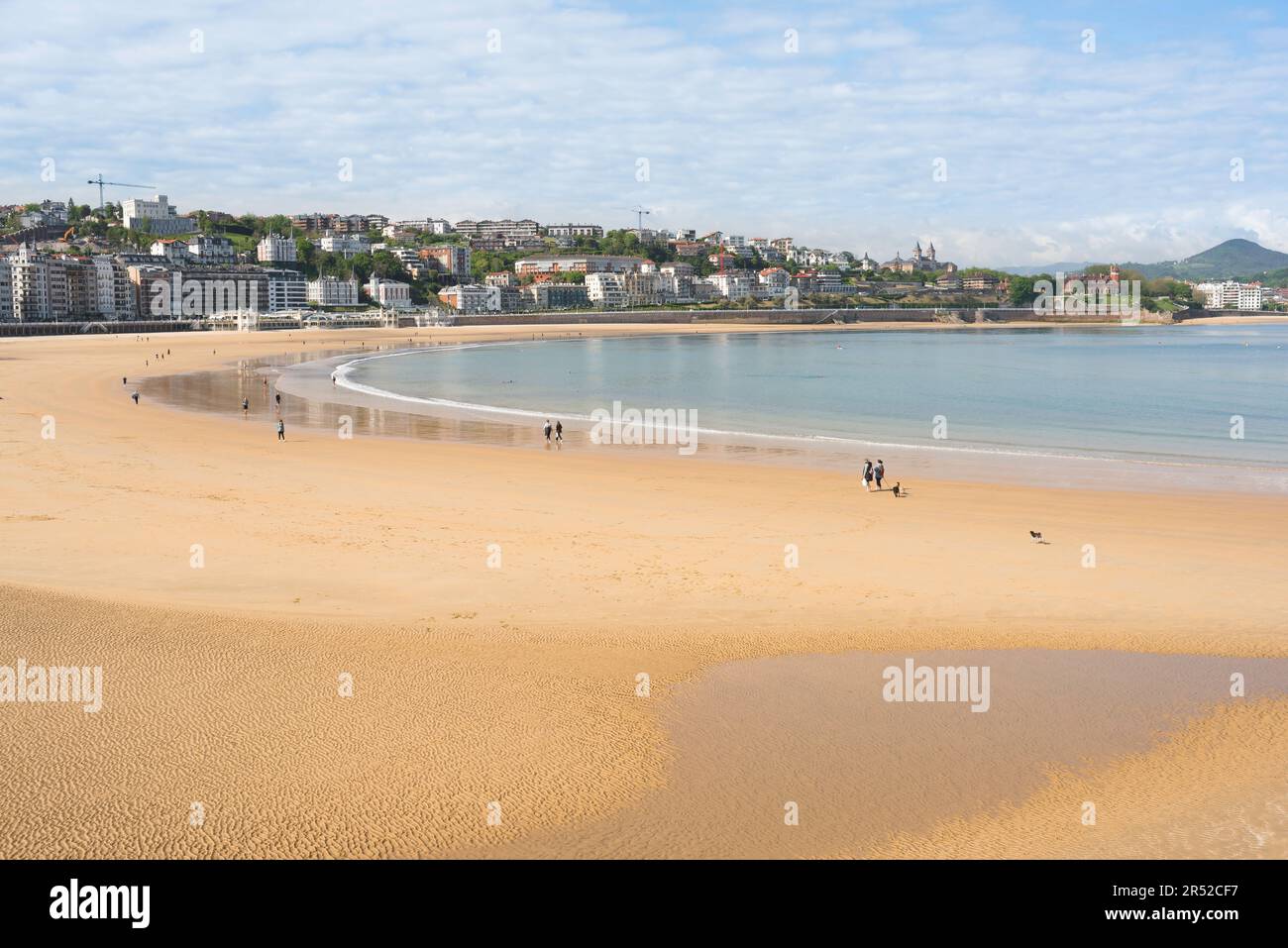 Spiaggia di San Sebastián, vista in una mattina d'estate della Playa de la Concha, la spiaggia principale nella famosa baia a mezzaluna di San Sebastián, nel nord della Spagna. Foto Stock
