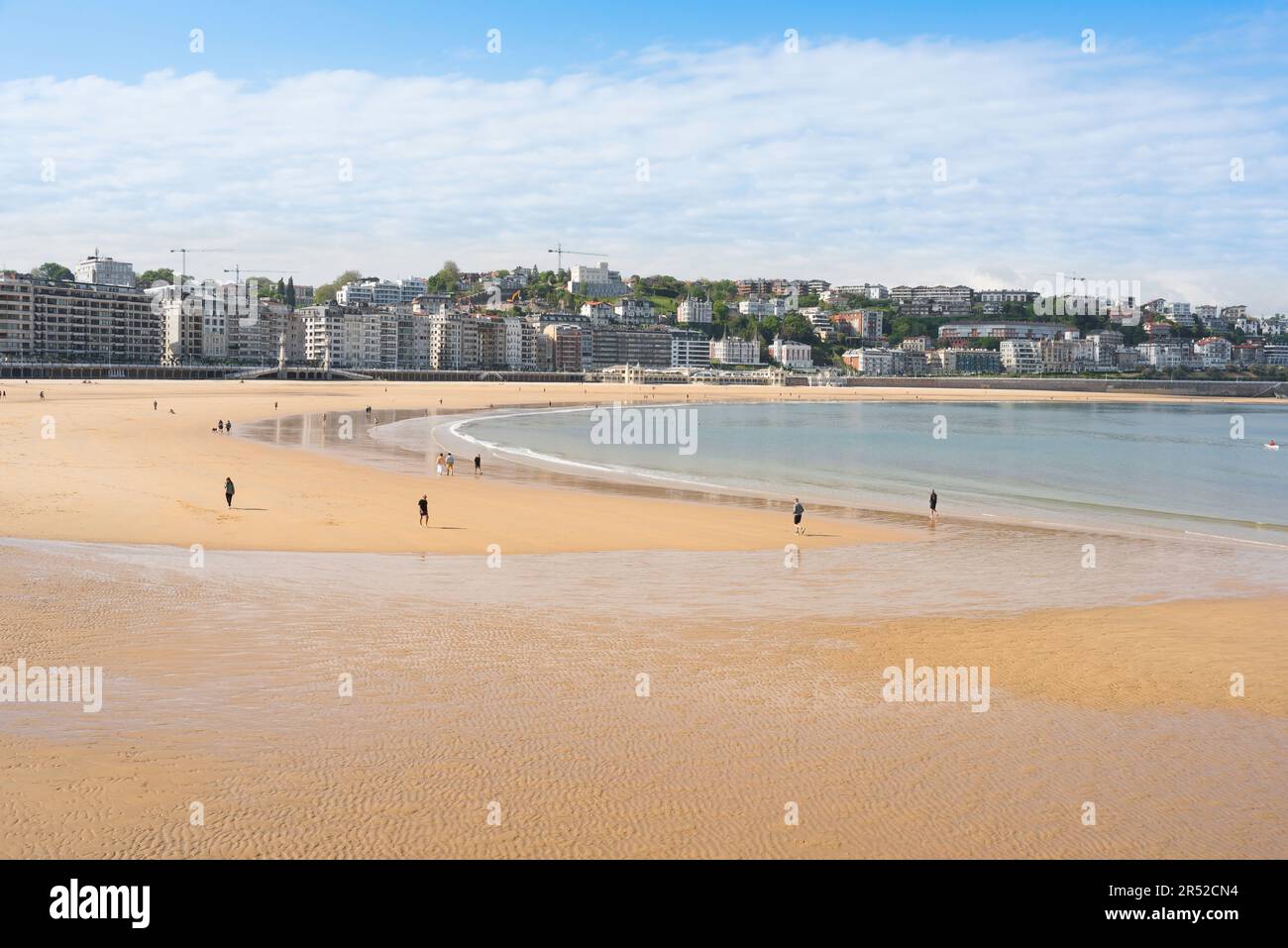 San Sebastián, in una mattinata d'estate, ammira Playa de la Concha, la spiaggia principale nella famosa baia a mezzaluna di San Sebastián, nella Spagna settentrionale. Foto Stock