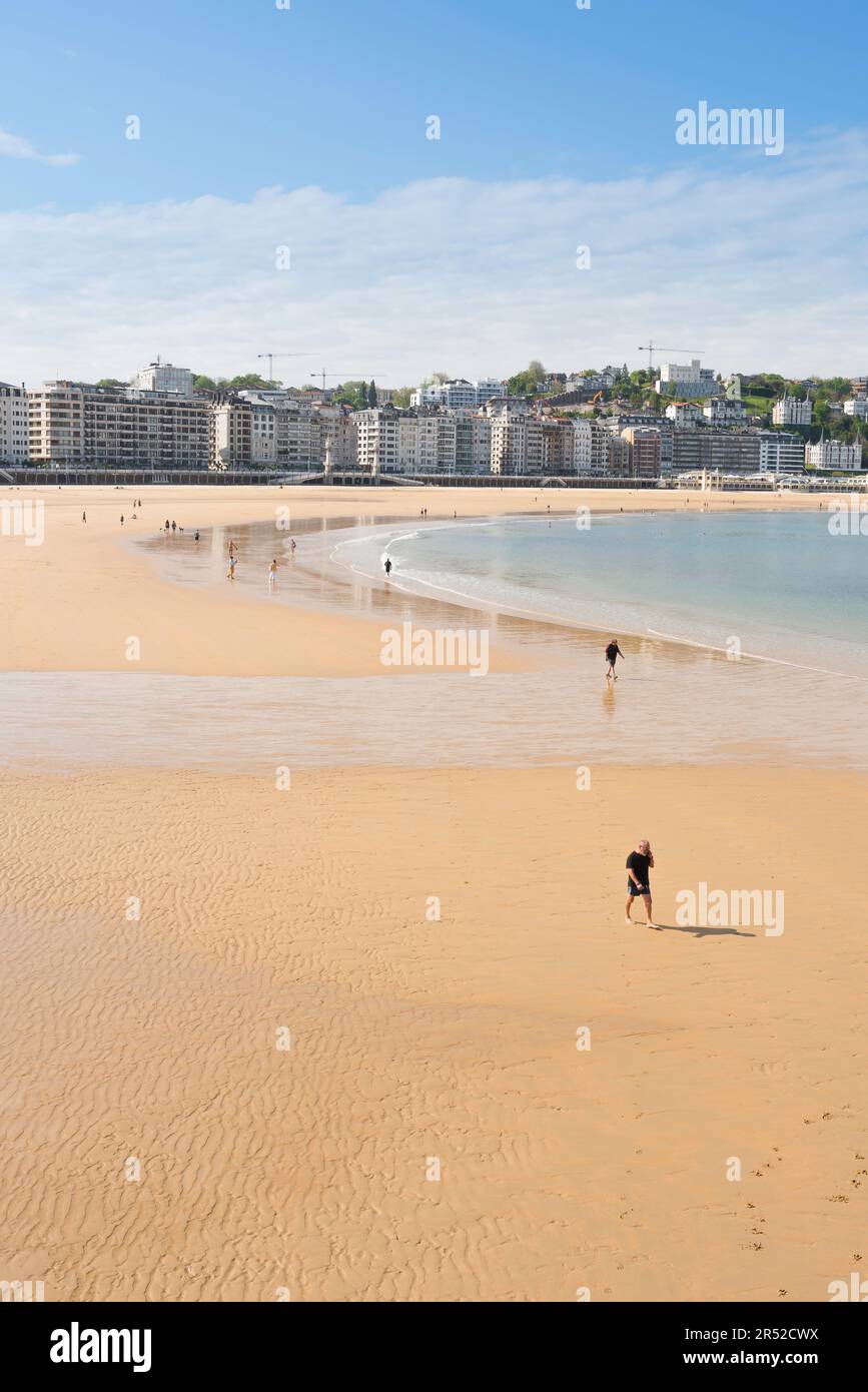 Spiaggia di San Sebastián, vista in una mattina d'estate della Playa de la Concha, la spiaggia principale nella famosa baia a mezzaluna di San Sebastián, nel nord della Spagna. Foto Stock