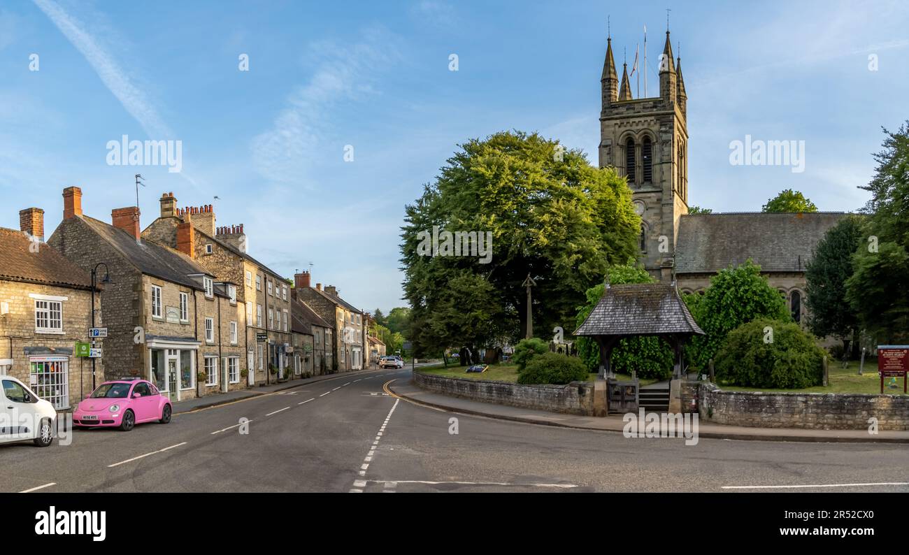 Vista sulla strada della locale Parrocchiale di tutti i Santi nella popolare destinazione turistica di Helmsley nel North Yorkshire, Regno Unito Foto Stock