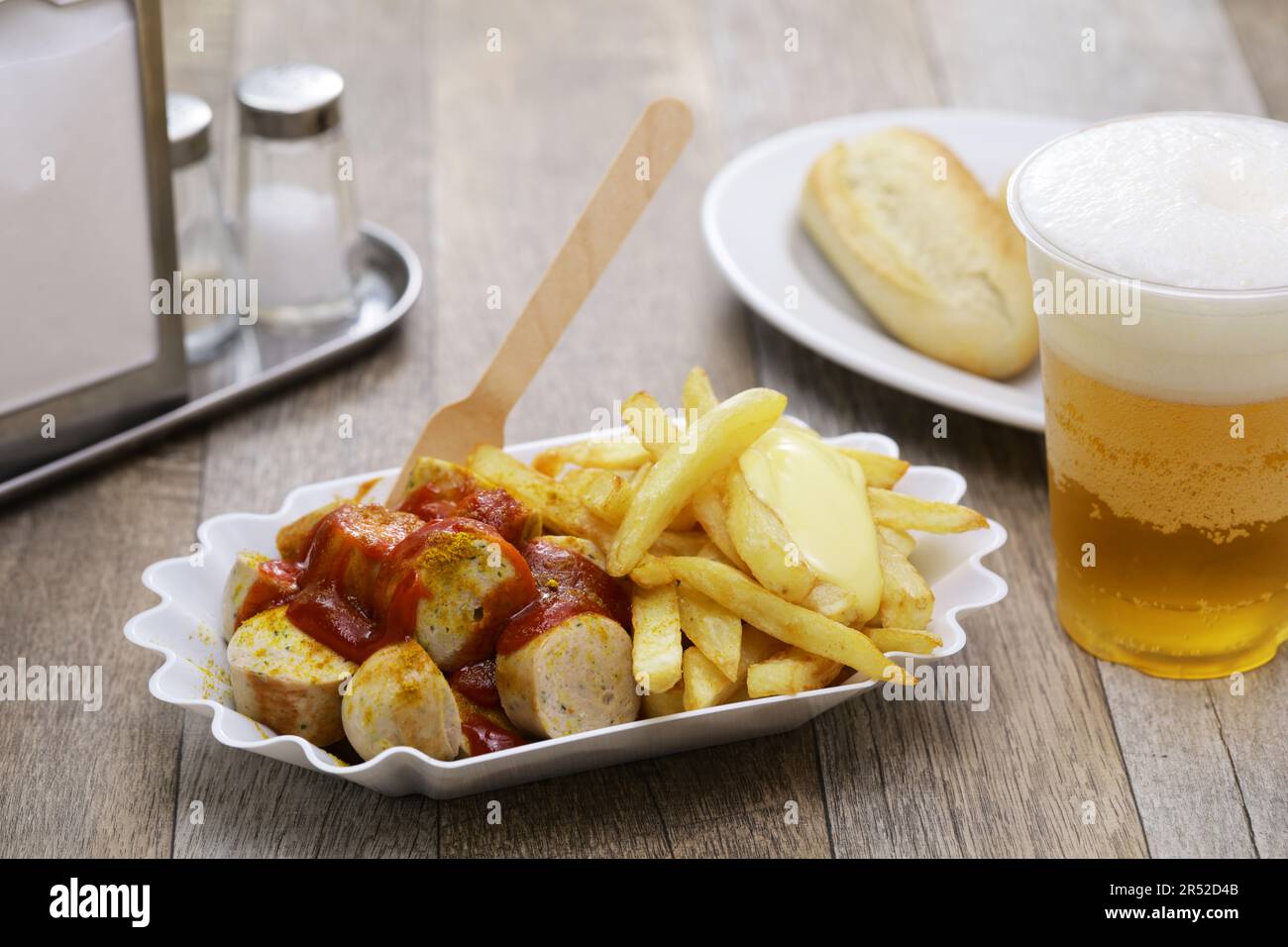 currywurst, salsiccia di curry tedesca, cibo di strada Foto Stock