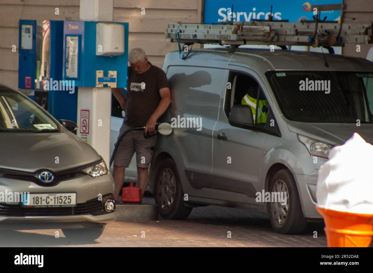 Bantry West Cork, Irelan mercoledì 31 maggio 2023; il governo ha annunciato che l'accisa sui carburanti sarà reintrodotta stasera a mezzanotte. La reintroduzione vedrà un aumento della benzina di 6 centesimi al litro e del diesel di 5 centesimi al litro. I clienti della Maxol Service Station riempiono i loro veicoli prima dell'aumento. Credito; ed/ Alamy Live News Foto Stock