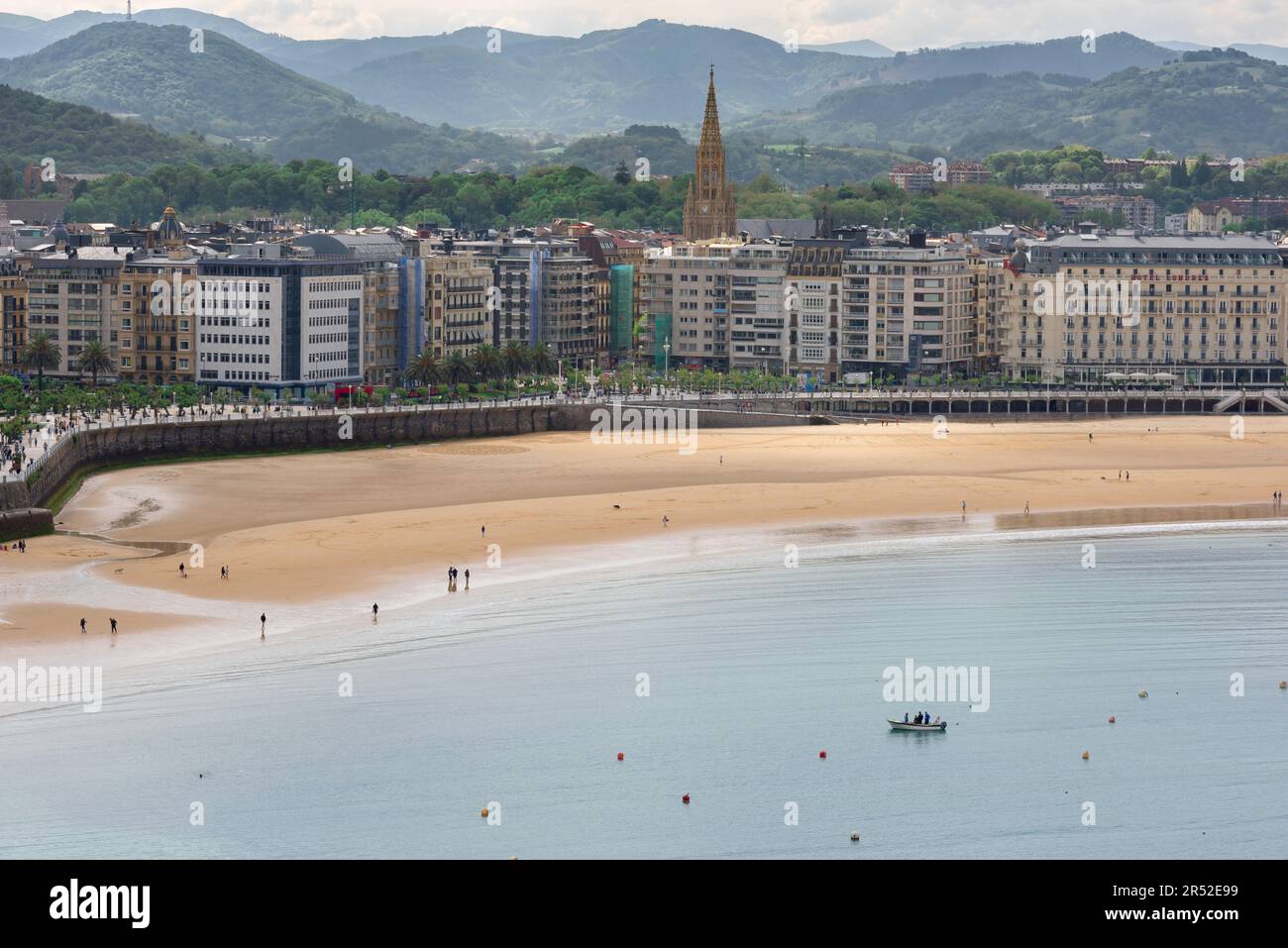 Spiaggia di San Sebastián, vista aerea di Playa de la Concha, la spiaggia principale nella famosa baia a mezzaluna di San Sebastián, nel nord della Spagna. Foto Stock