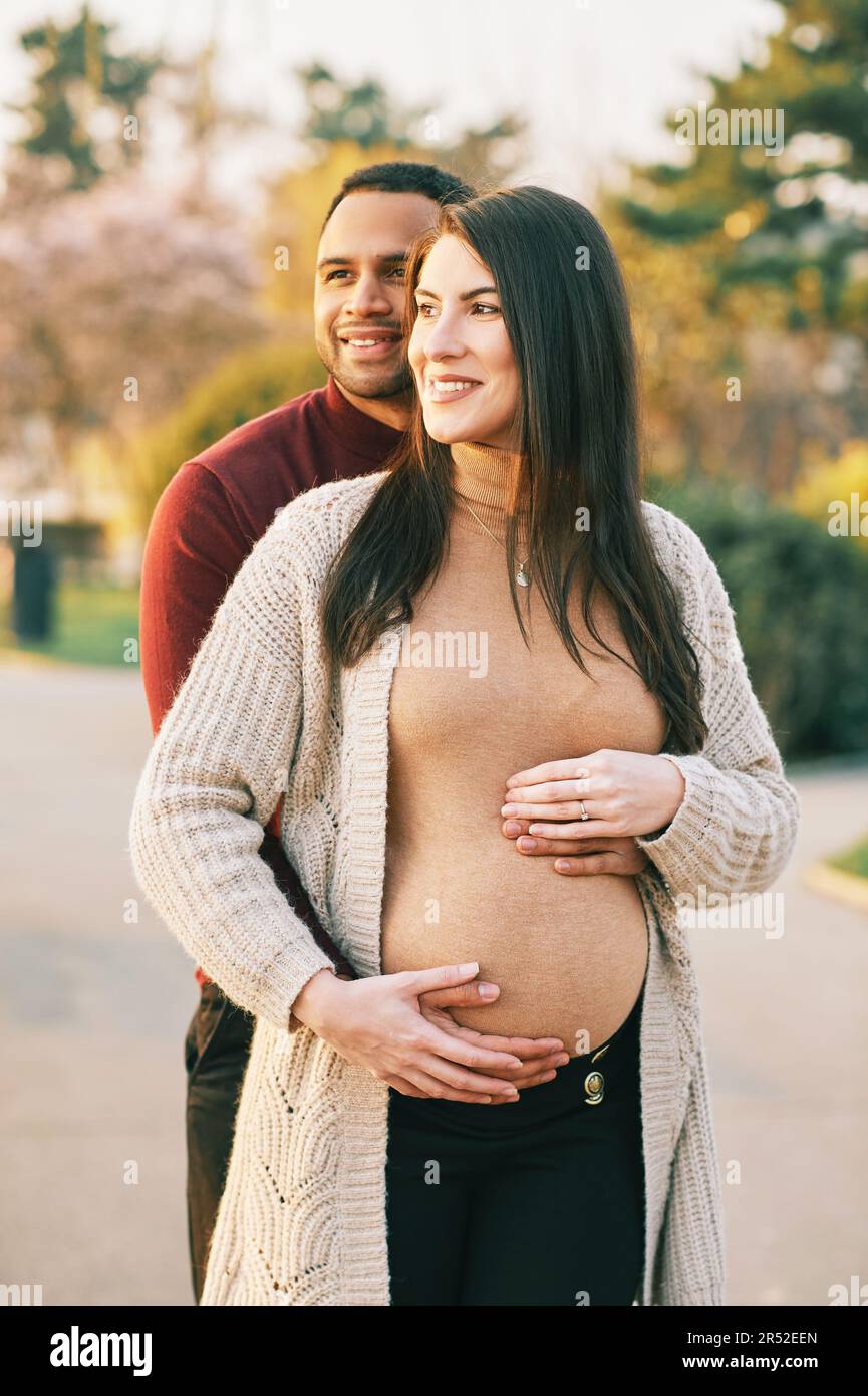 Ritratto all'aperto di una bella coppia incinta, immagine primaverile Foto Stock
