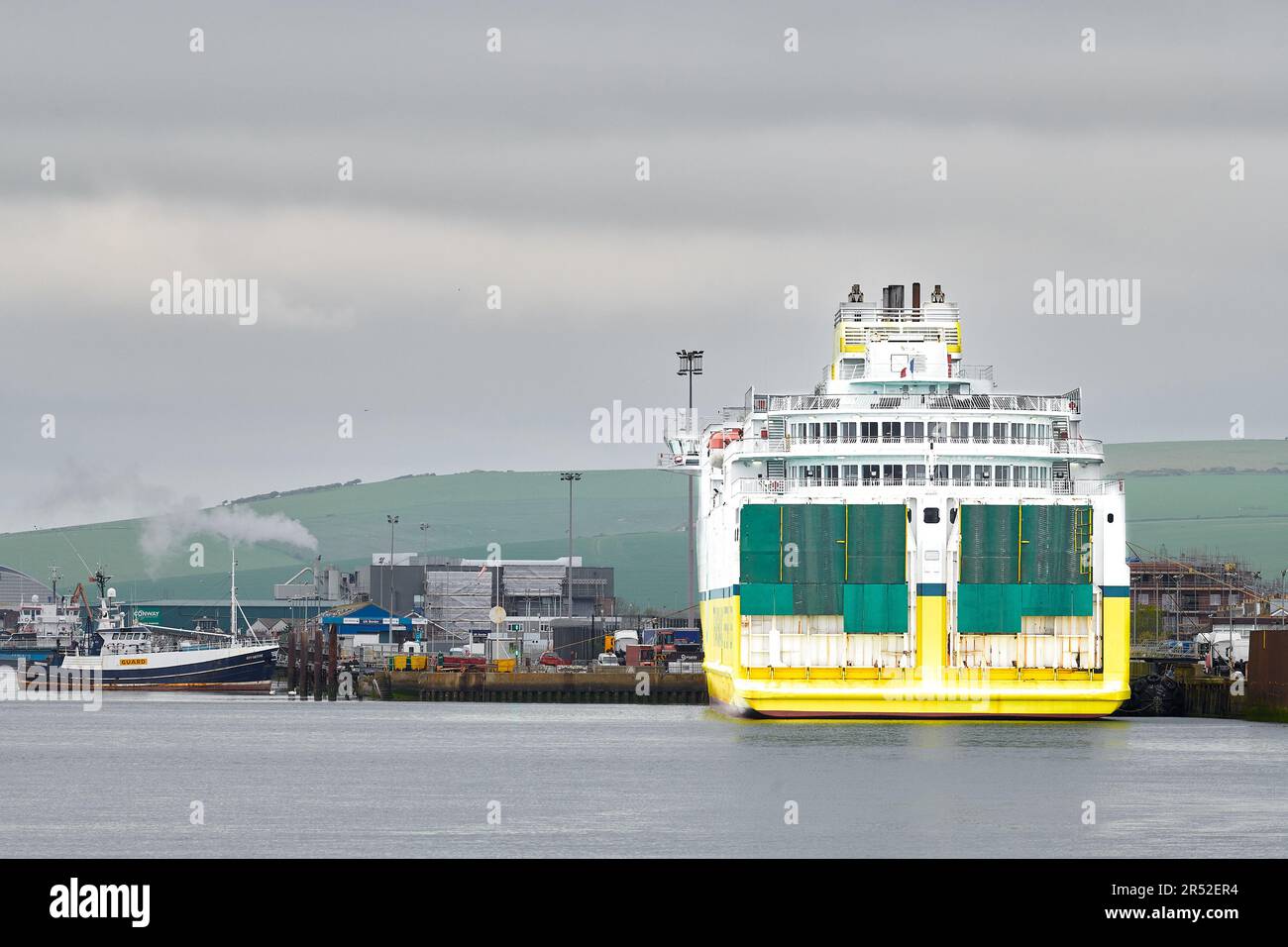 DFDS Newhaven a Dieppe Tranmanchetraghetti traghetto 'Cote D'Albatre', ormeggiato al molo a Newhaven, Inghilterra, in una giornata grigia. Foto Stock