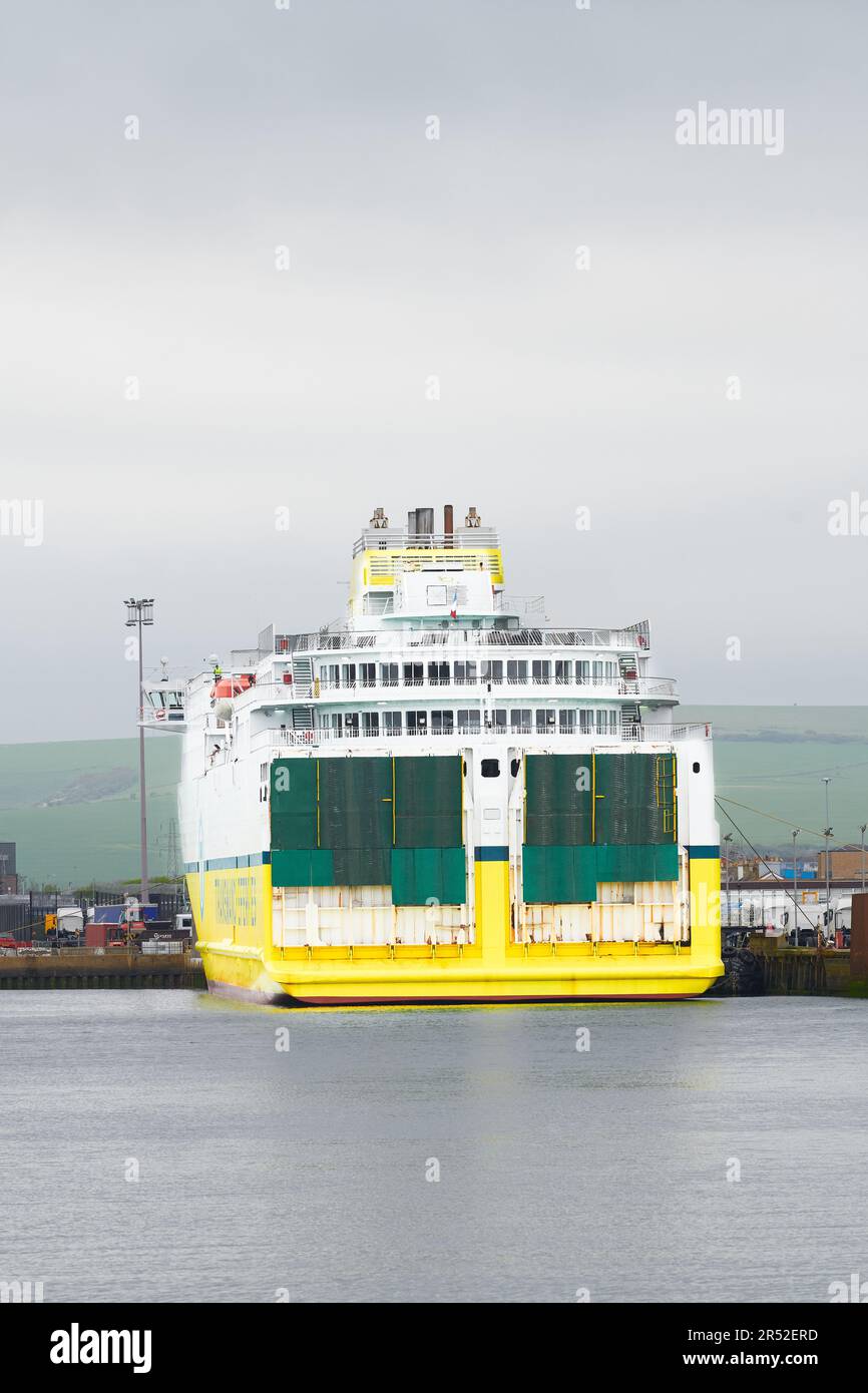 DFDS Newhaven a Dieppe Tranmanchetraghetti traghetto 'Cote D'Albatre', ormeggiato al molo a Newhaven, Inghilterra, in una giornata grigia. Foto Stock