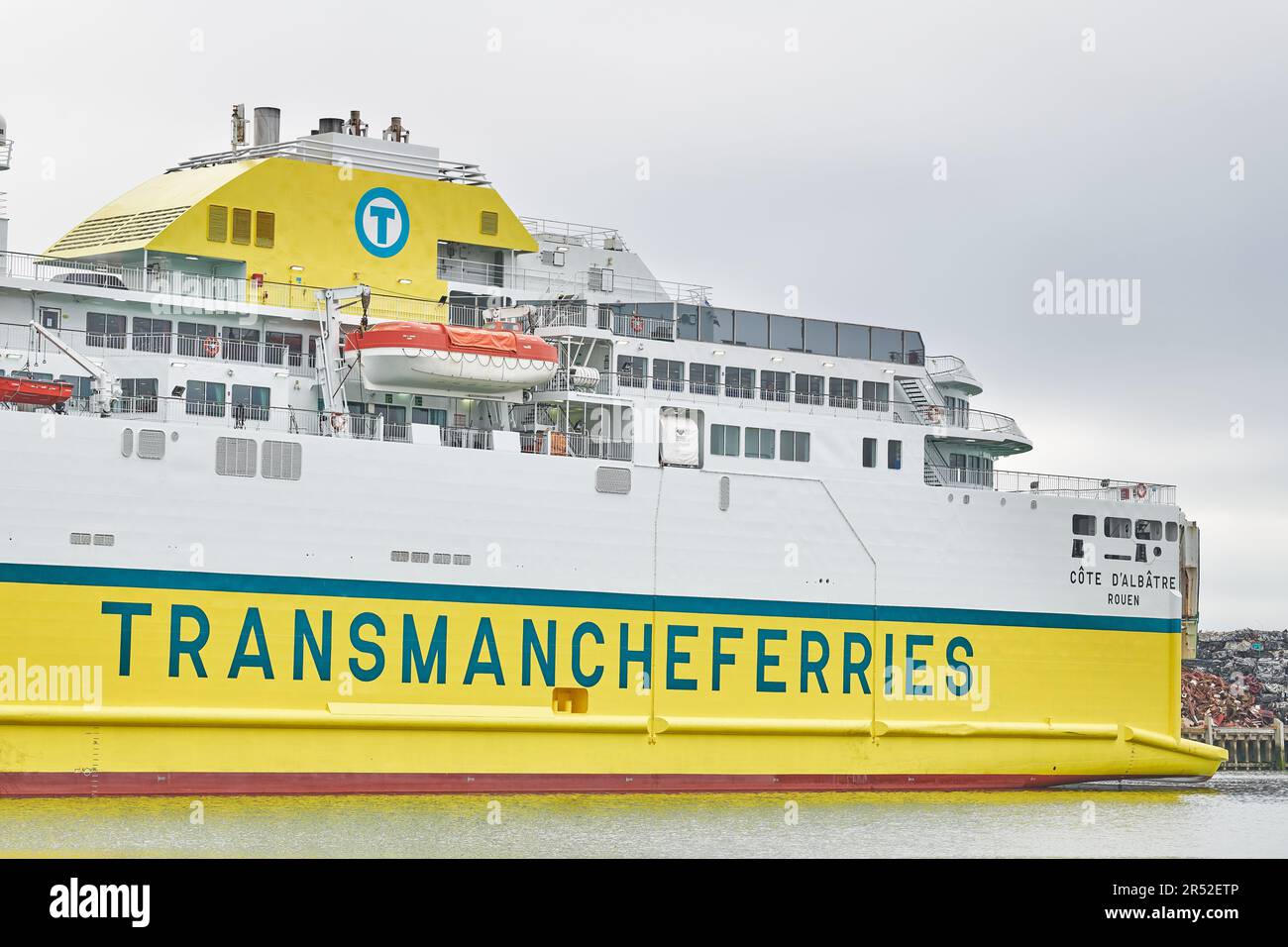 DFDS Newhaven a Dieppe Tranmanchetraghetti traghetto 'Cote D'Albatre', ormeggiato al molo a Newhaven, Inghilterra, in una giornata grigia. Foto Stock