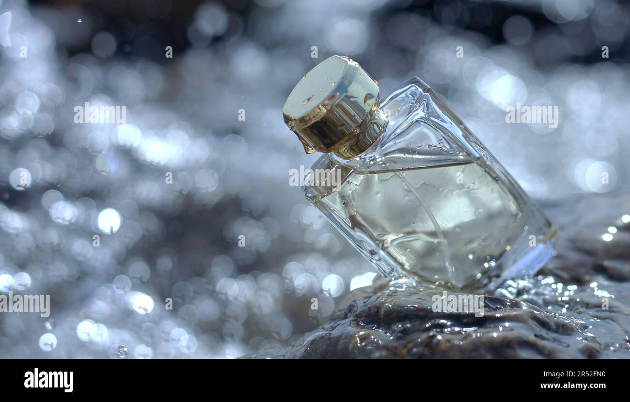 Bottiglia di profumo sullo sfondo del mare Foto Stock