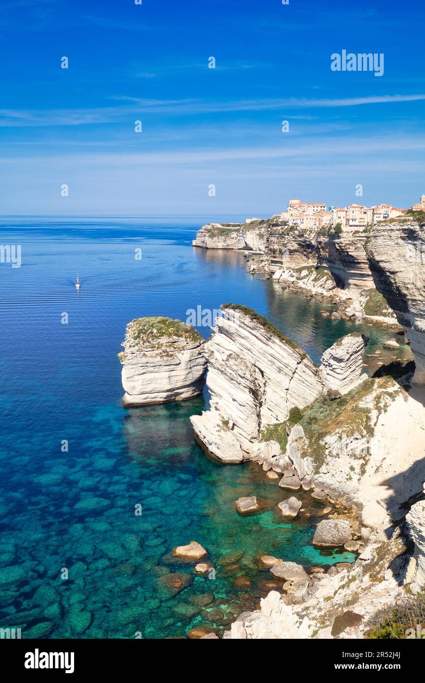 Ripida costa di Bonifacio con la città vecchia su un altopiano calcareo, Bonifacio, Corsica, Francia Foto Stock