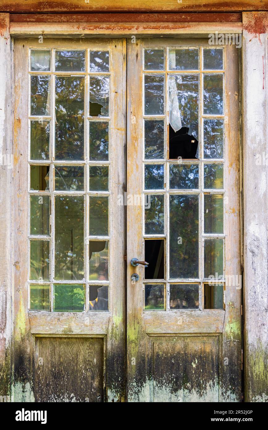 Vecchia porta con parte in vetro su una casa abbandonata, Svezia Foto Stock