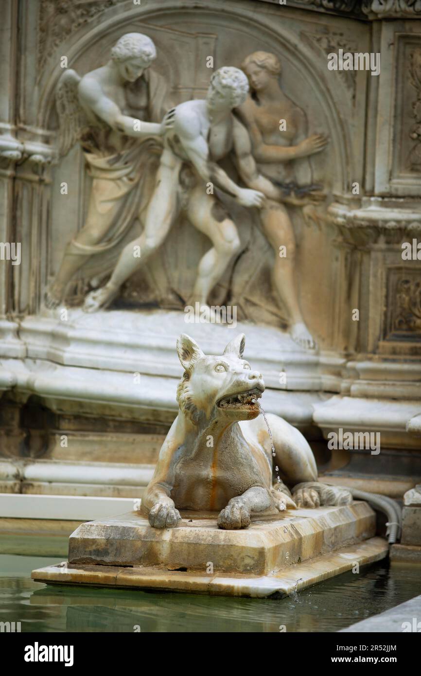 Sculture a Fonte Gaia in Piazza del campo, Siena, Provincia di Siena, Toscana, Italia Foto Stock