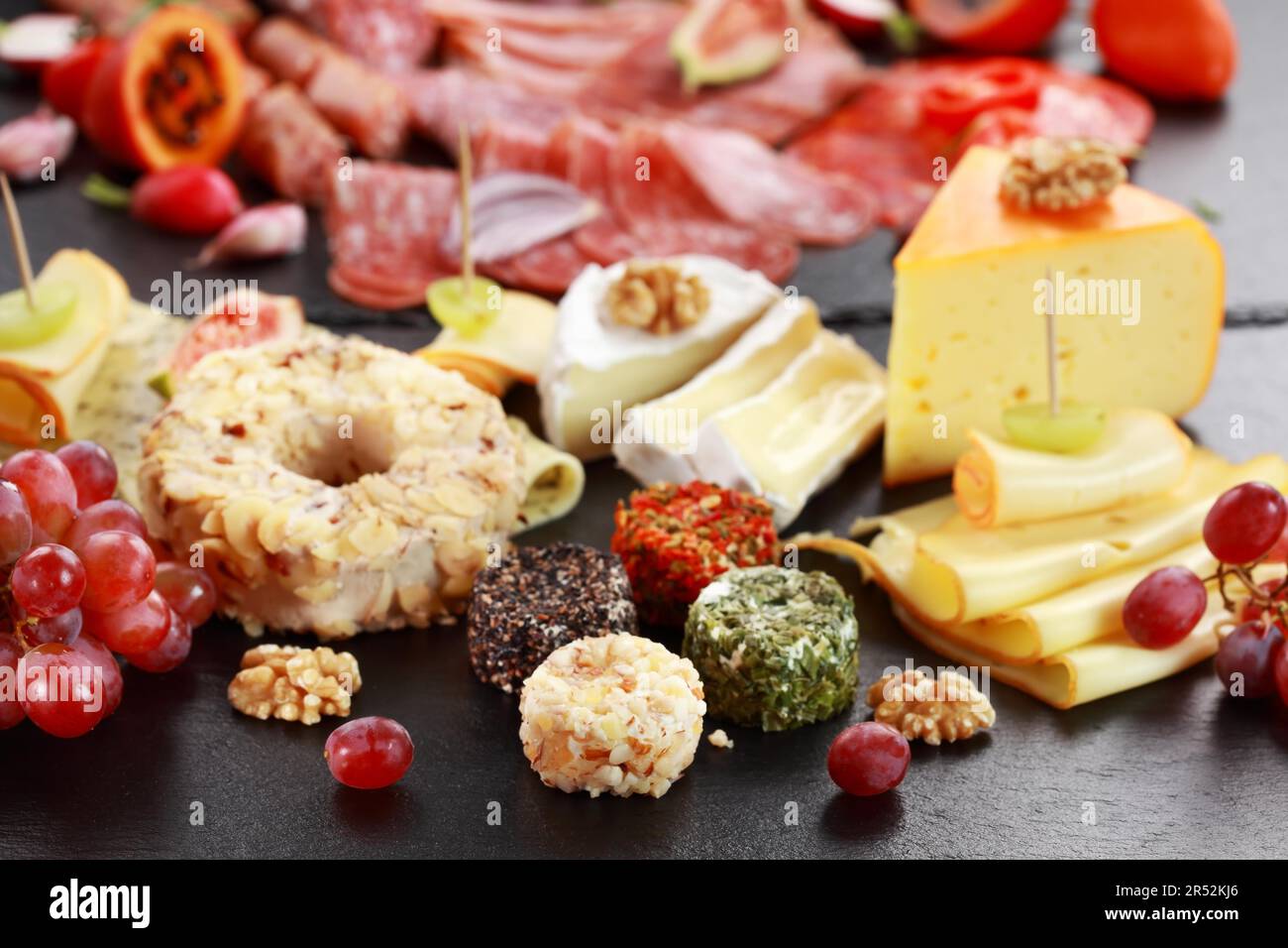 Antipasto piatto di catering con salame e formaggio Foto Stock