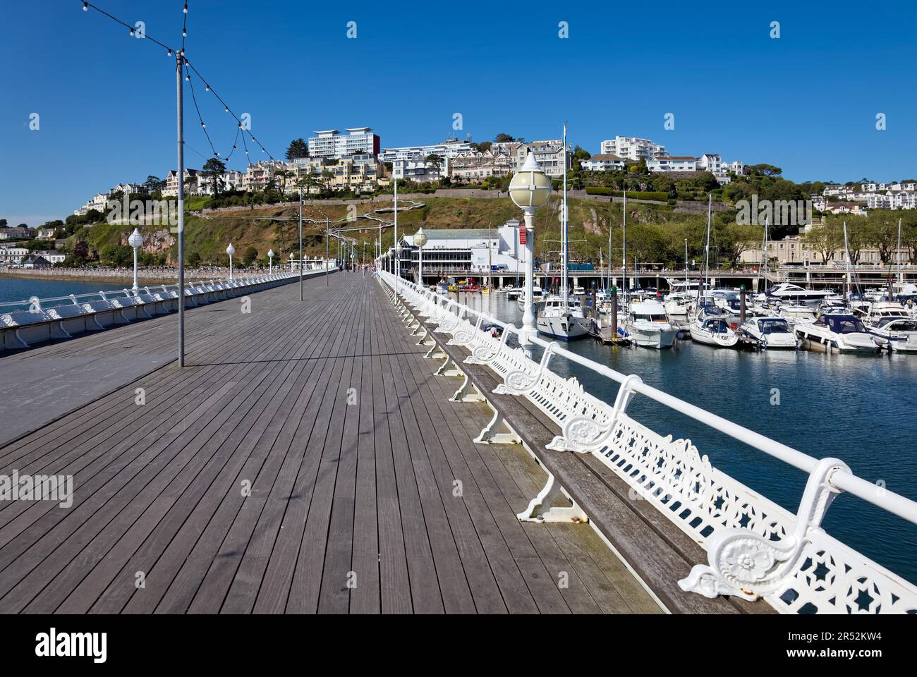 TORQUAY, DEVON/UK - 28 LUGLIO: Il molo di Torbay Devon il 28 luglio 2012. Persone non identificate Foto Stock