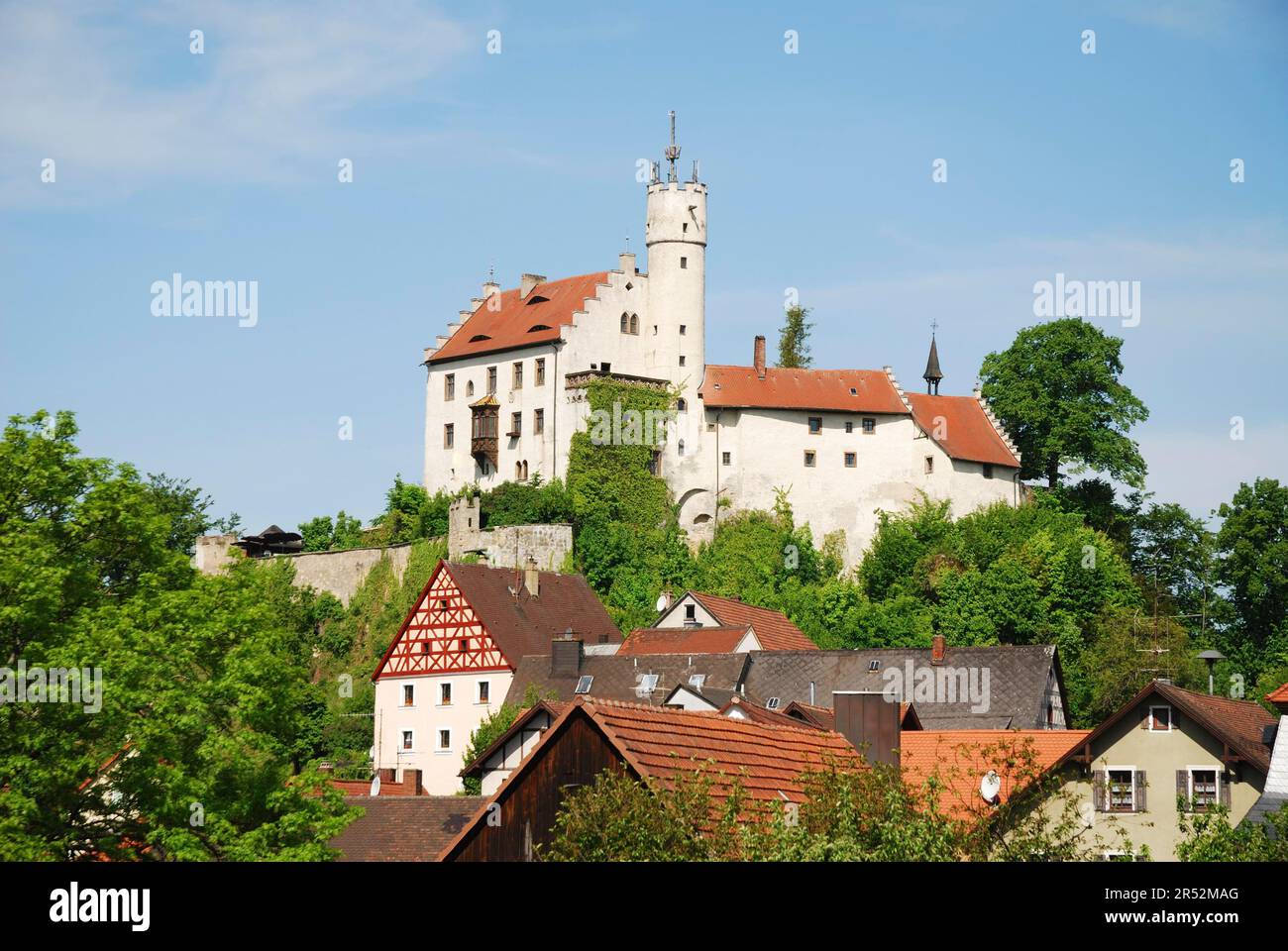 GOESSWEINSTEIN, GERMANIA, MAGGIO 20: Castello medievale di Goessweinstein il 20 maggio 2012. Il vecchio castello fu costruito nel 1076. Vista dal Kreuzweg Foto Stock