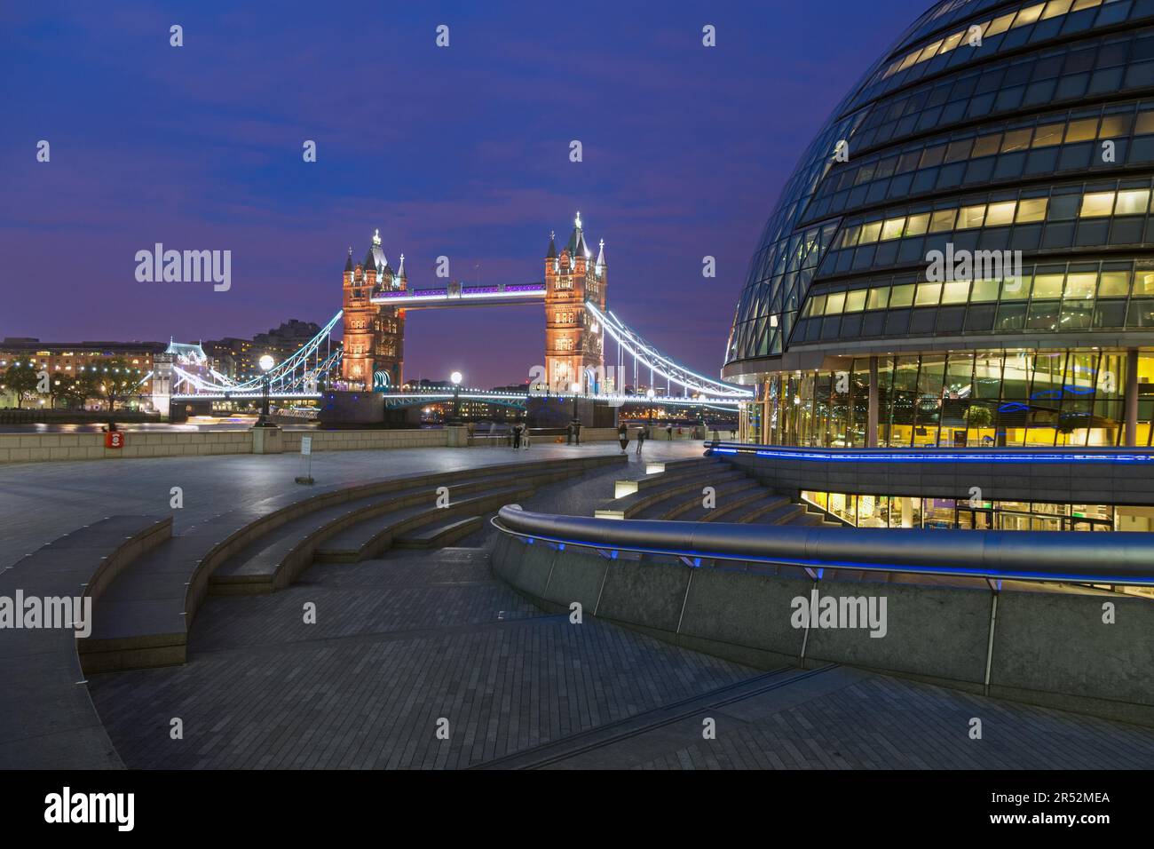Il nuovo Municipio di Londra con il Tower Bridge sullo sfondo Foto Stock
