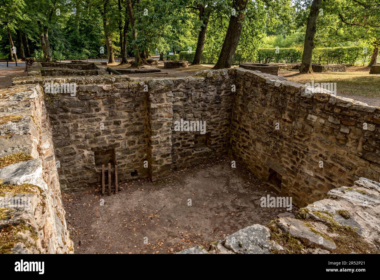 Rovine, muri di fondazione, cantine, pozzi, cisterne, Resti del villaggio di campeggio vicus, fortezza romana Saalburg, fortezza coorte ricostruita, museo Foto Stock